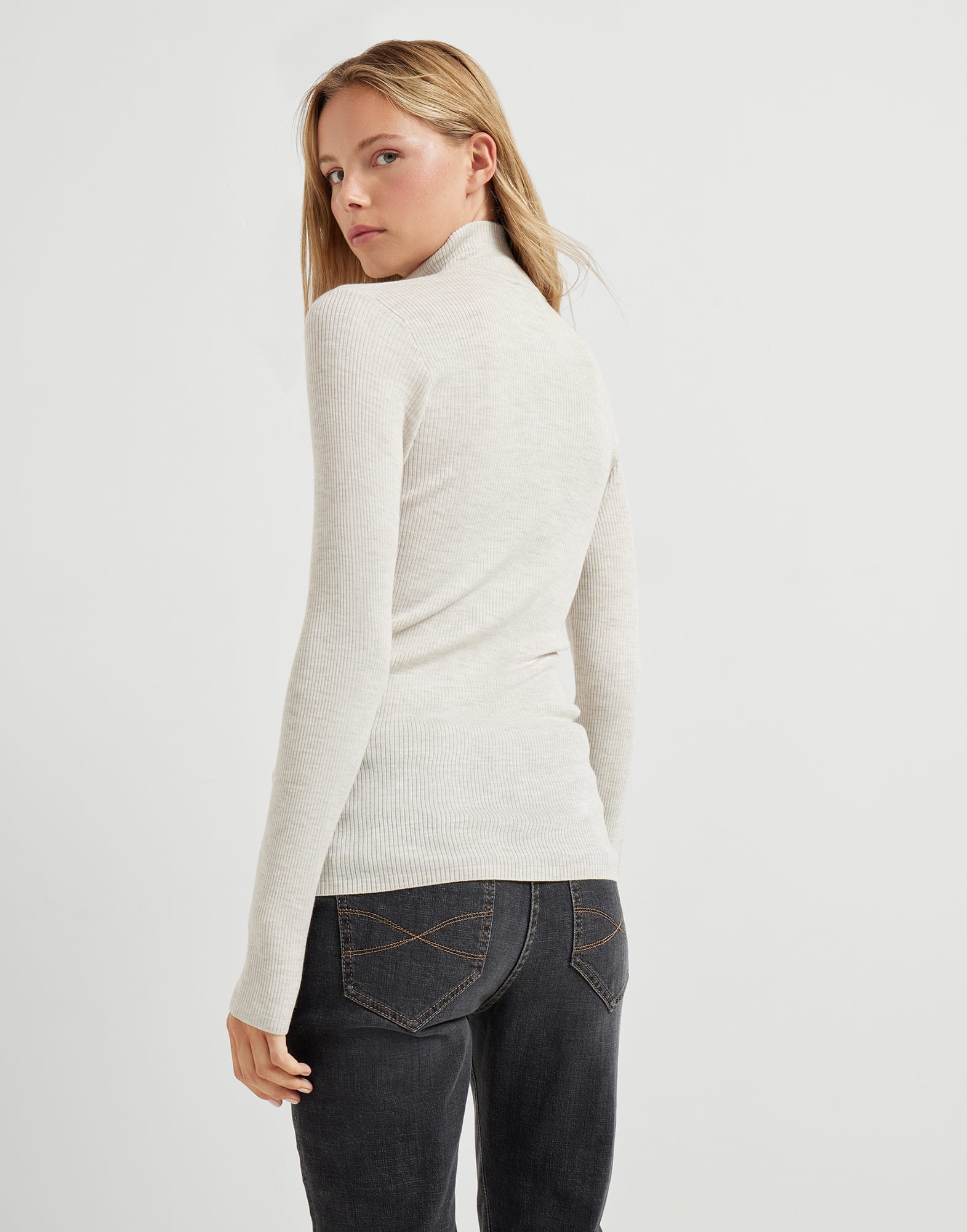 Высокий воротник на молнии - Вид сзади - Посмотреть во весь экран