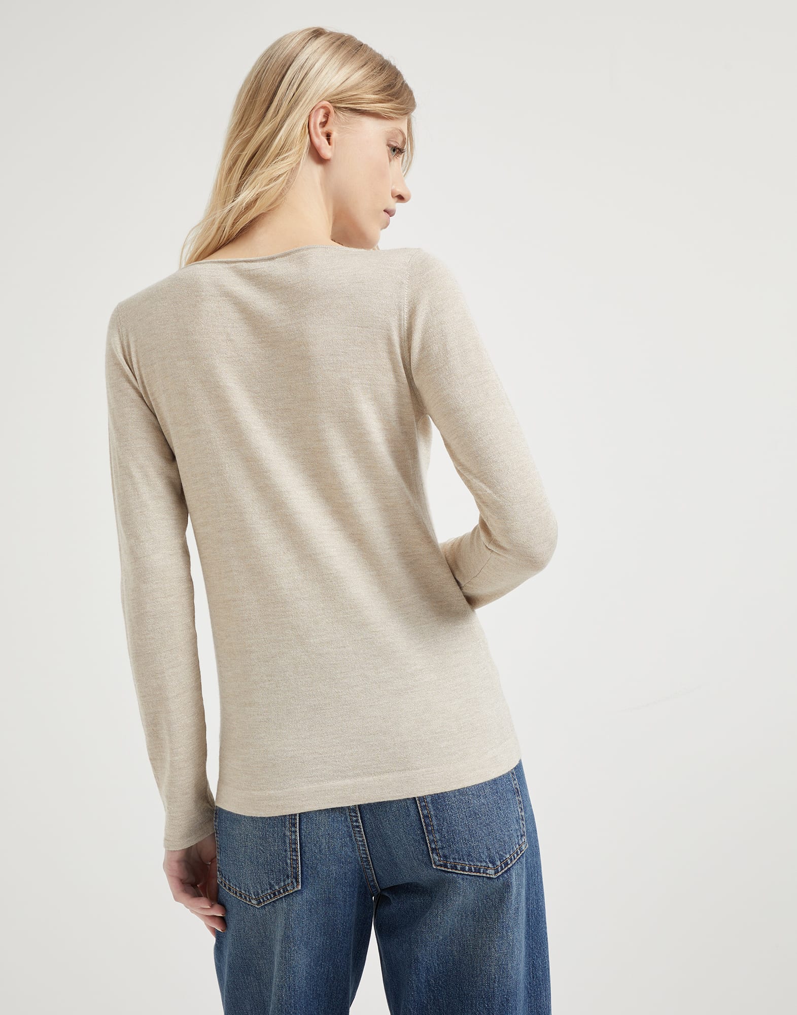 Широкий вырез - Вид сзади - Посмотреть во весь экран