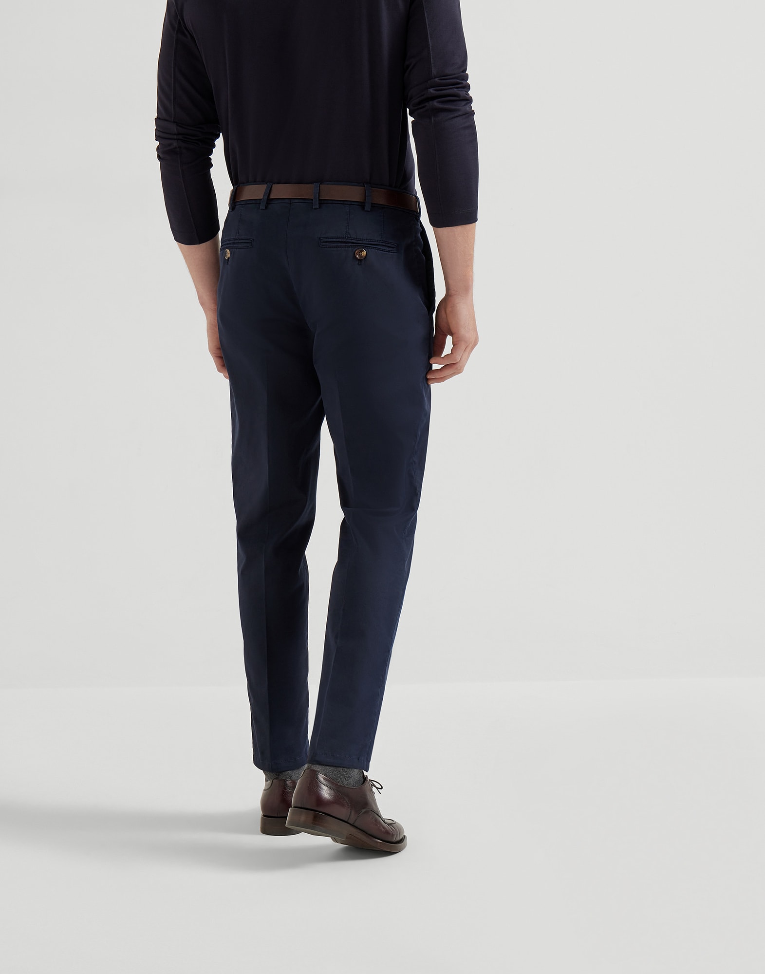 Брюки без защипов - Вид сзади - Посмотреть во весь экран