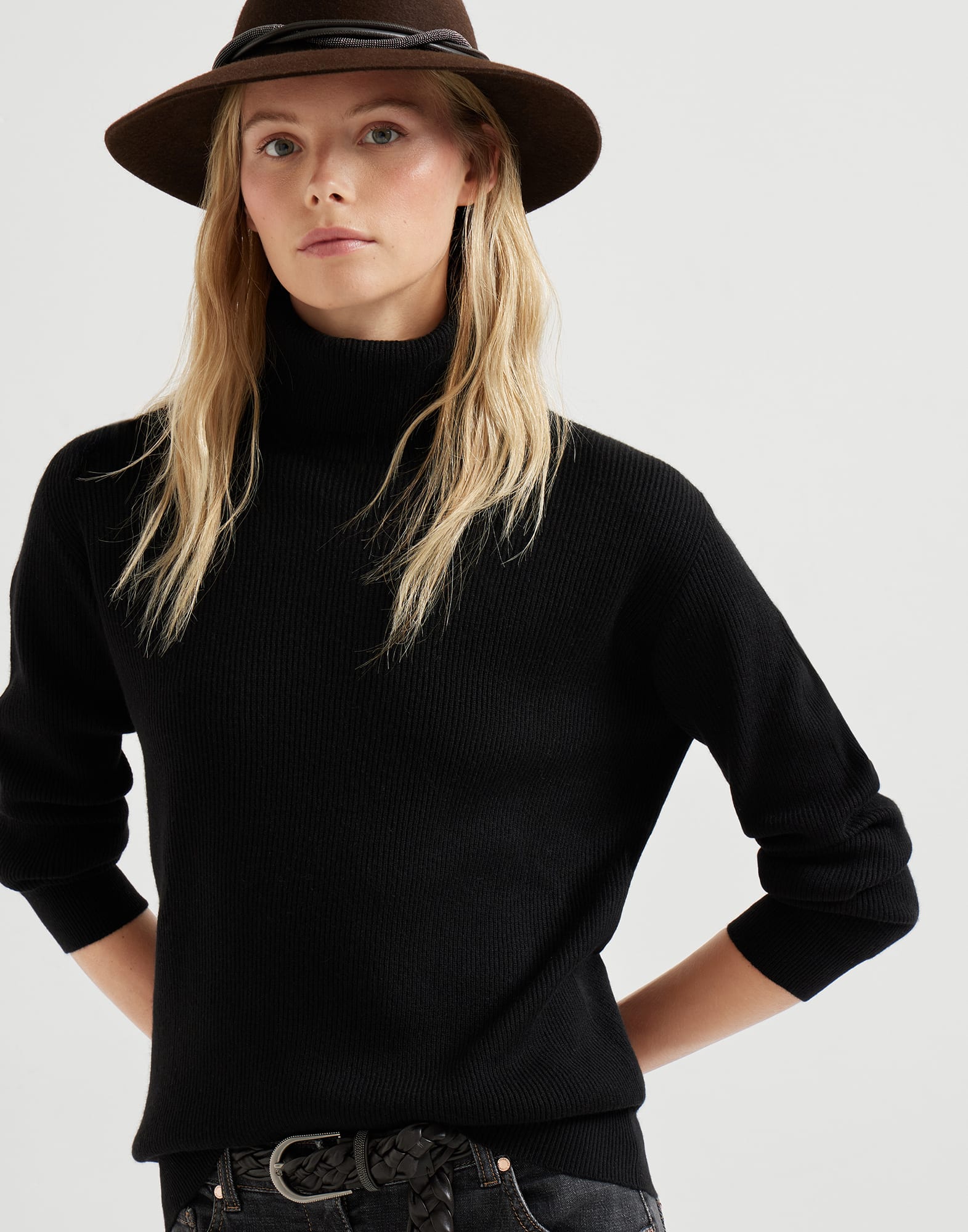 Высокий воротник - Редакционная фотография - Посмотреть во весь экран