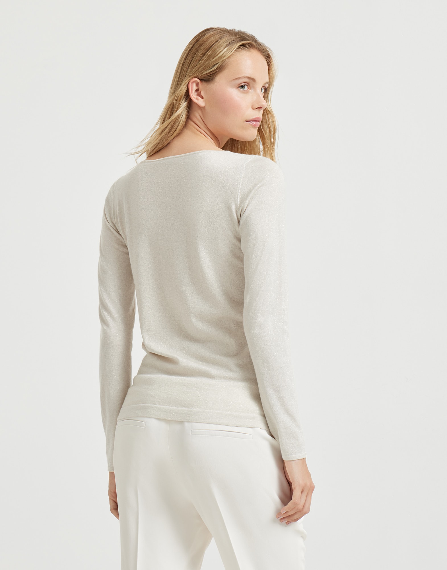 Широкий вырез - Вид сзади - Посмотреть во весь экран