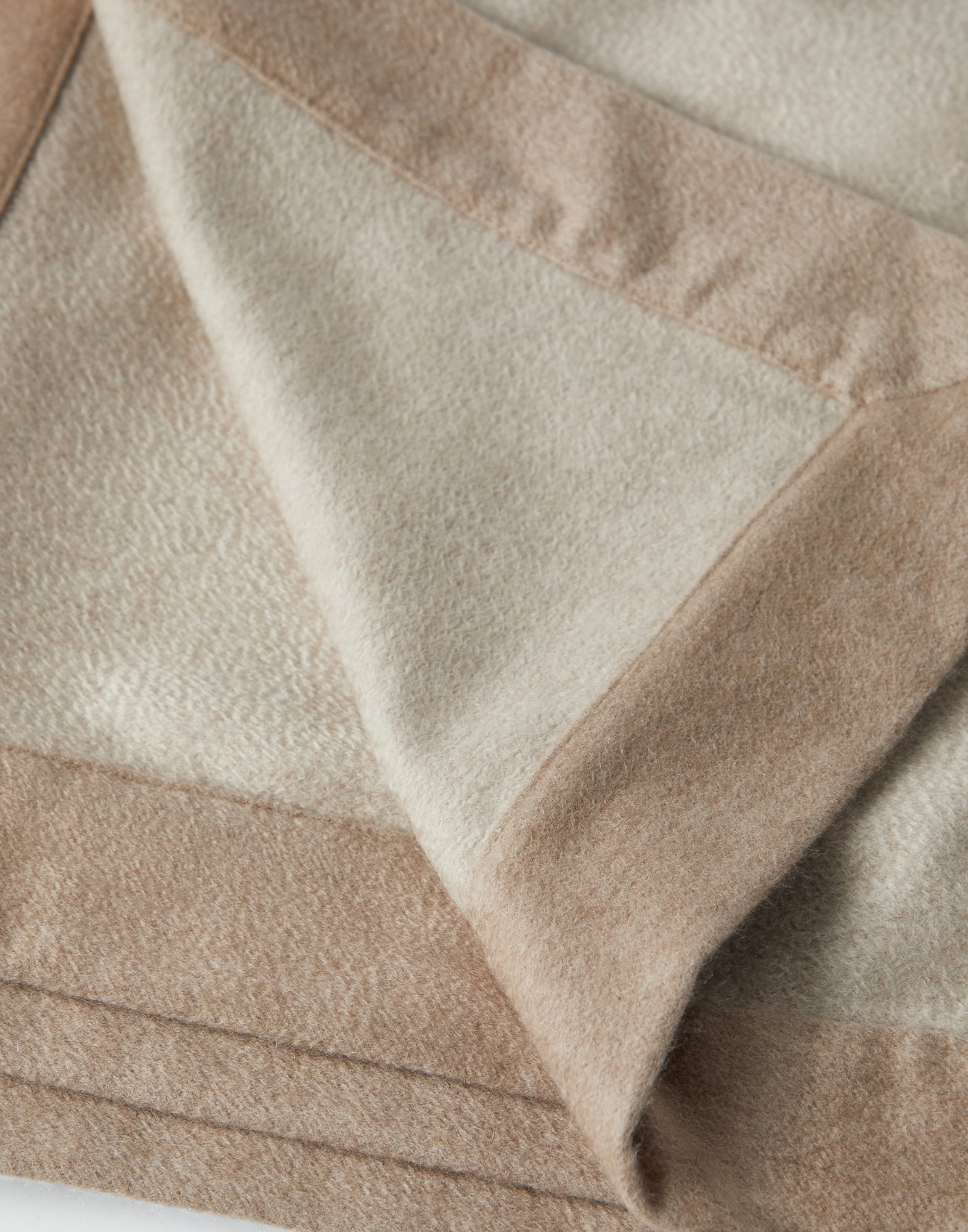 Cashmere Throw - Detail view - View Full Screen