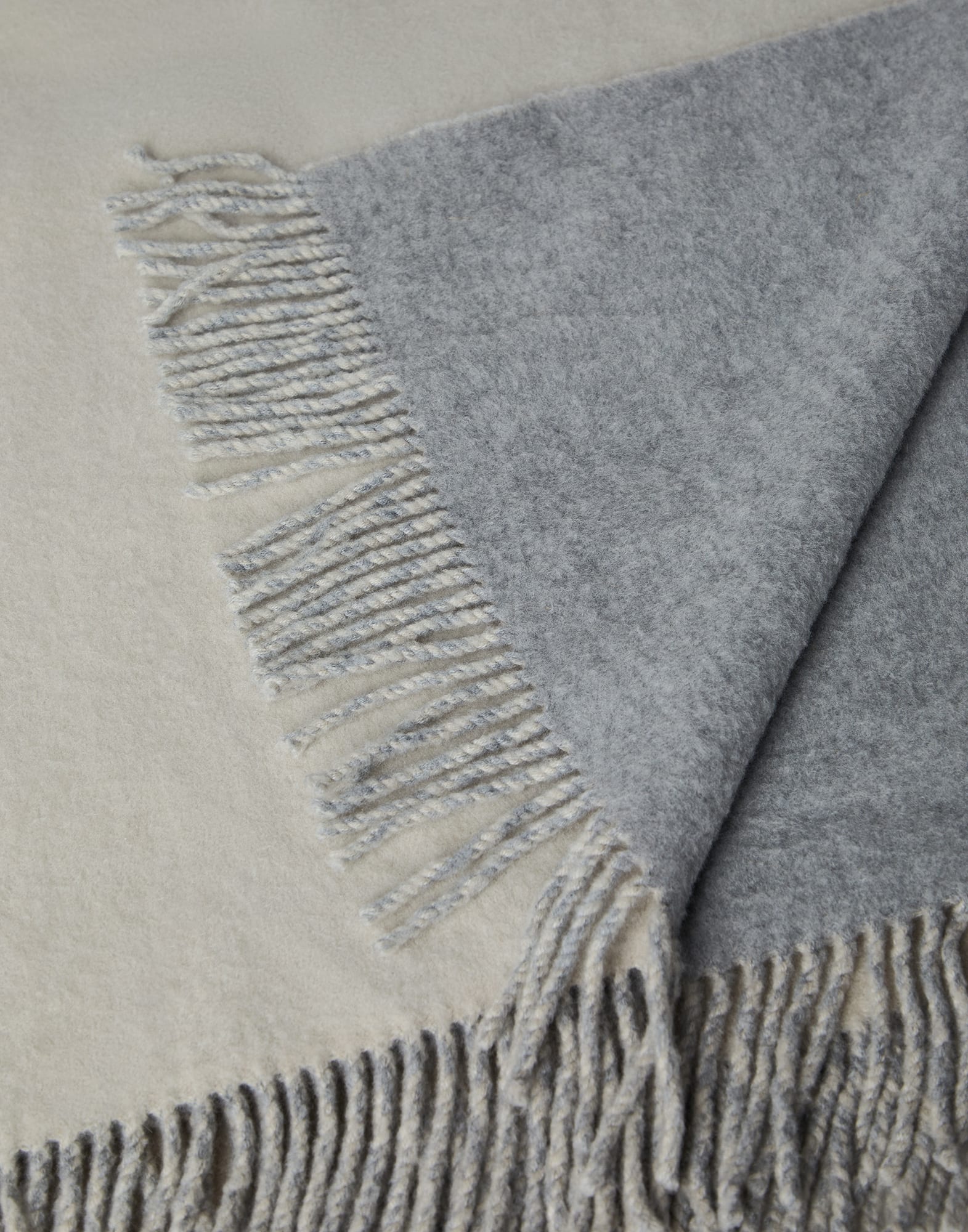Cashmere Throw - Detail view - View Full Screen
