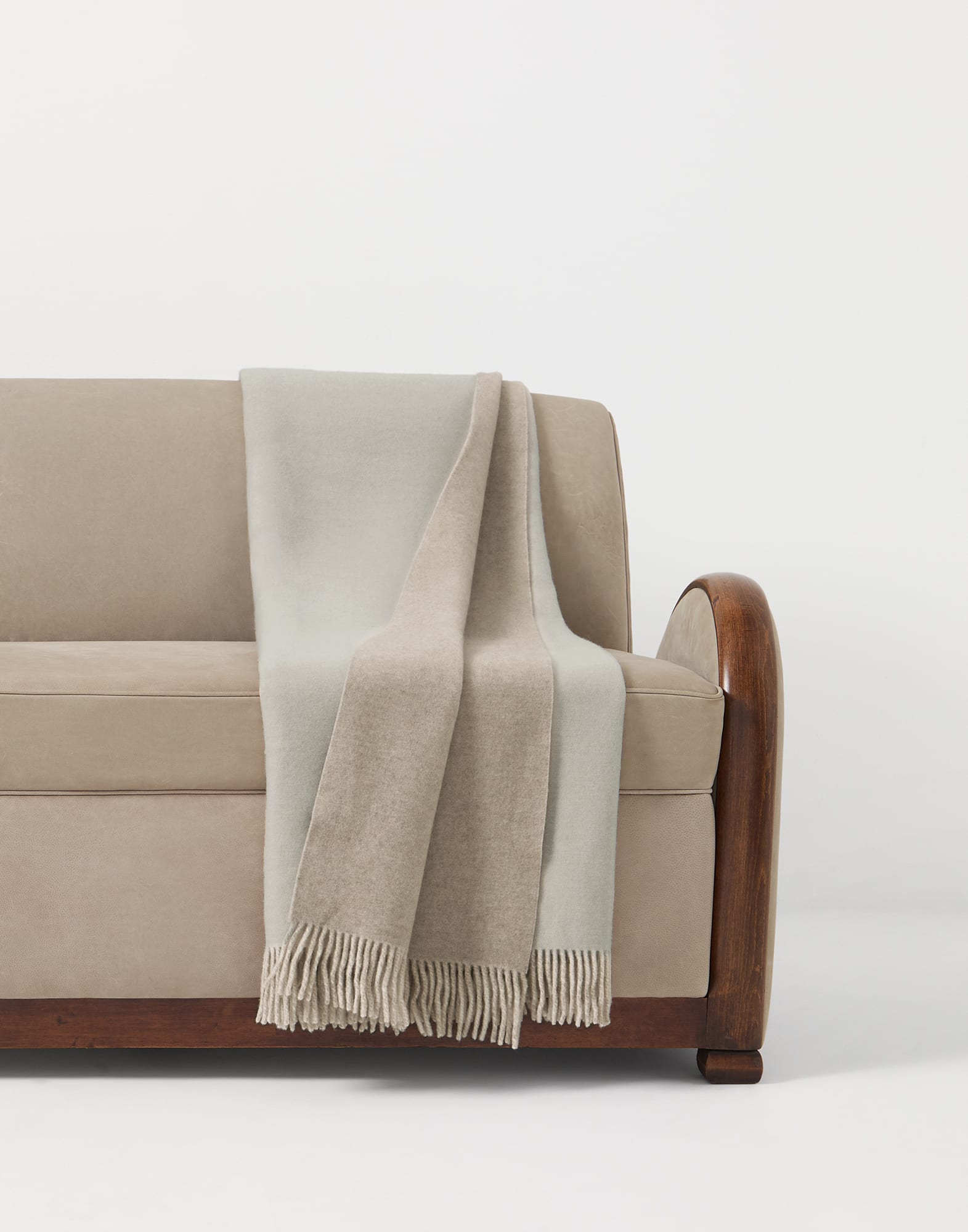 Cashmere double cloth throw Beige Lifestyle - Brunello Cucinelli