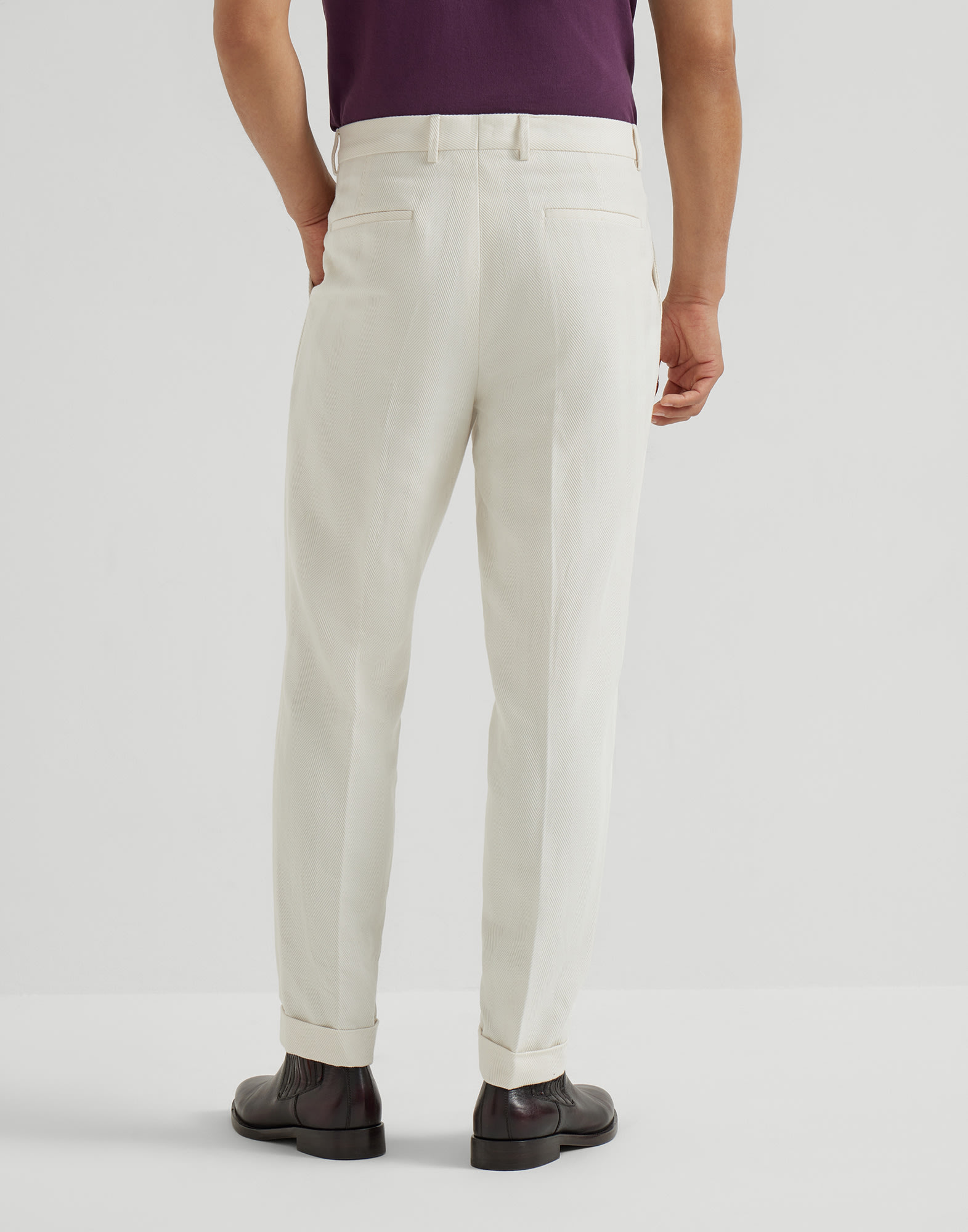 Брюки с защипами - Вид сзади - Посмотреть во весь экран