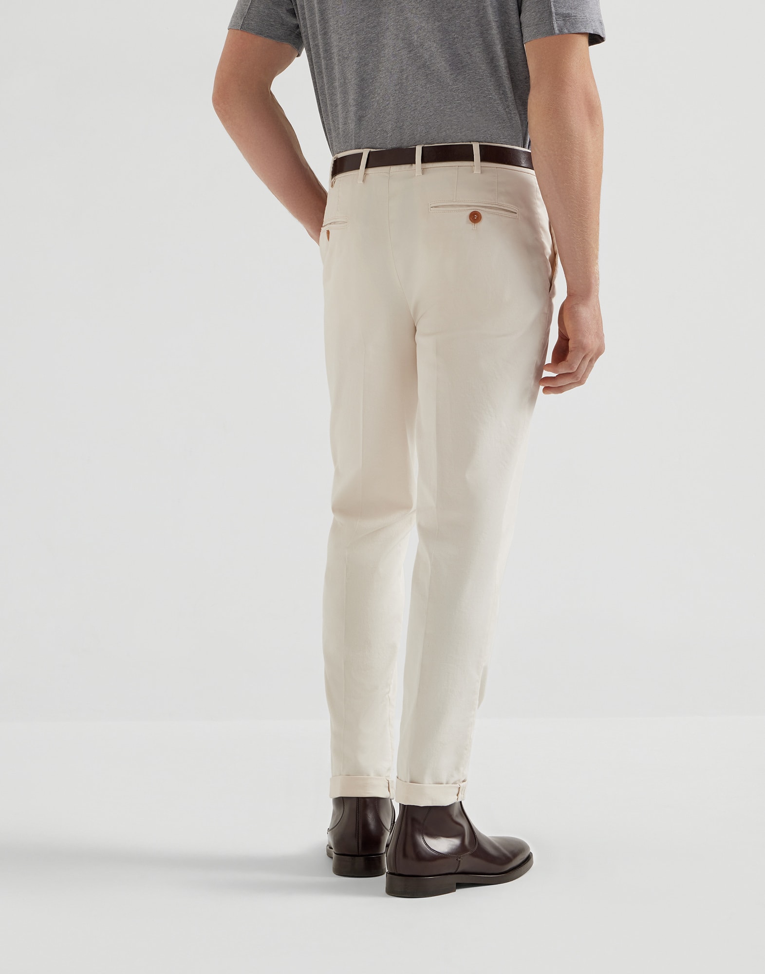 Брюки без защипов - Вид сзади - Посмотреть во весь экран