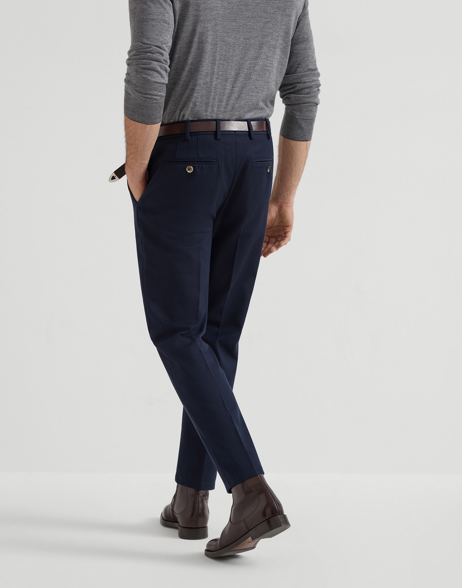 Брюки без защипов - Вид сзади - Посмотреть во весь экран