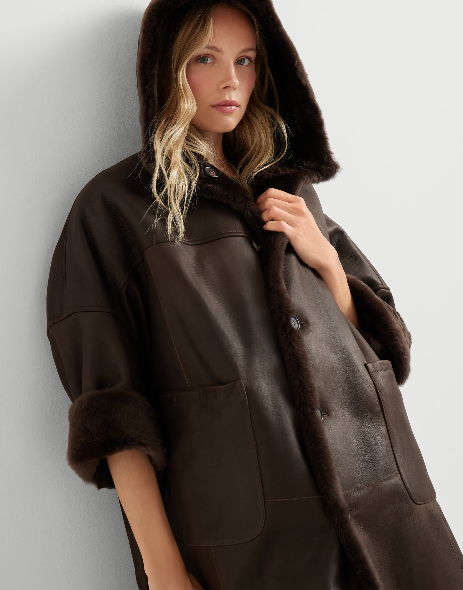 皮革 - 小编视角 - 正面观看 - 全屏观看