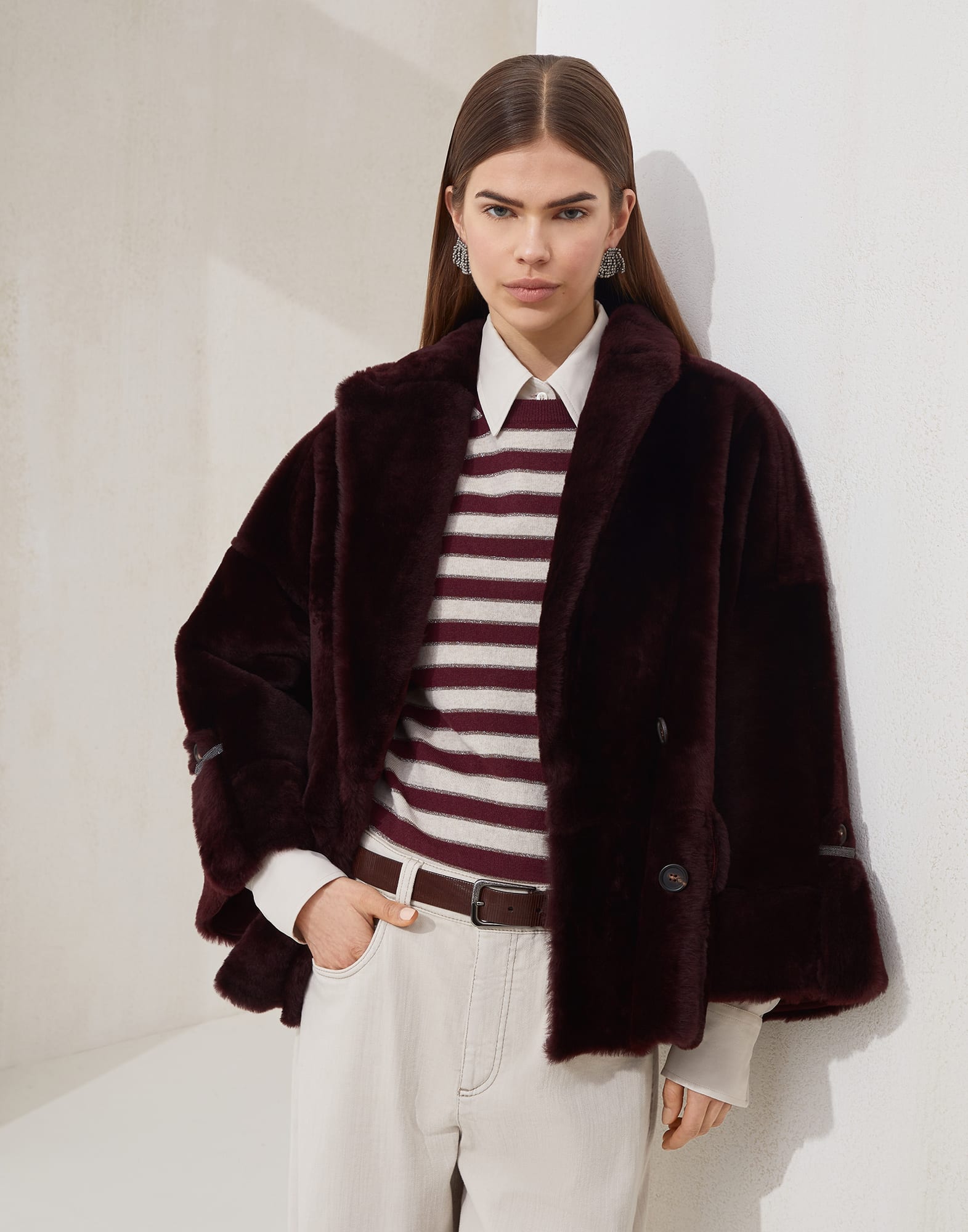 皮革 - 小编视角 - 正面观看 - 全屏观看