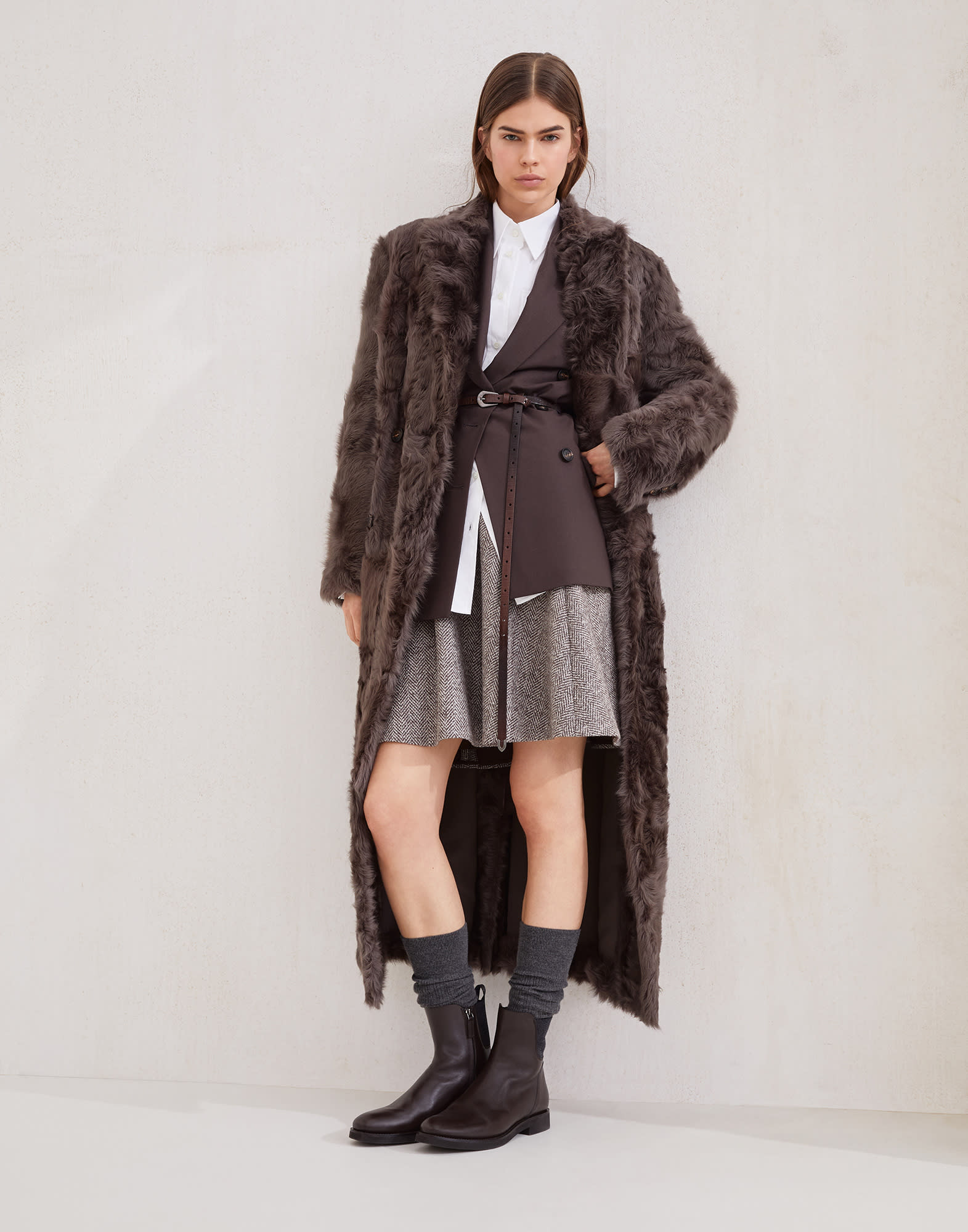 皮革 - 小编视角 - 正面观看 - 全屏观看