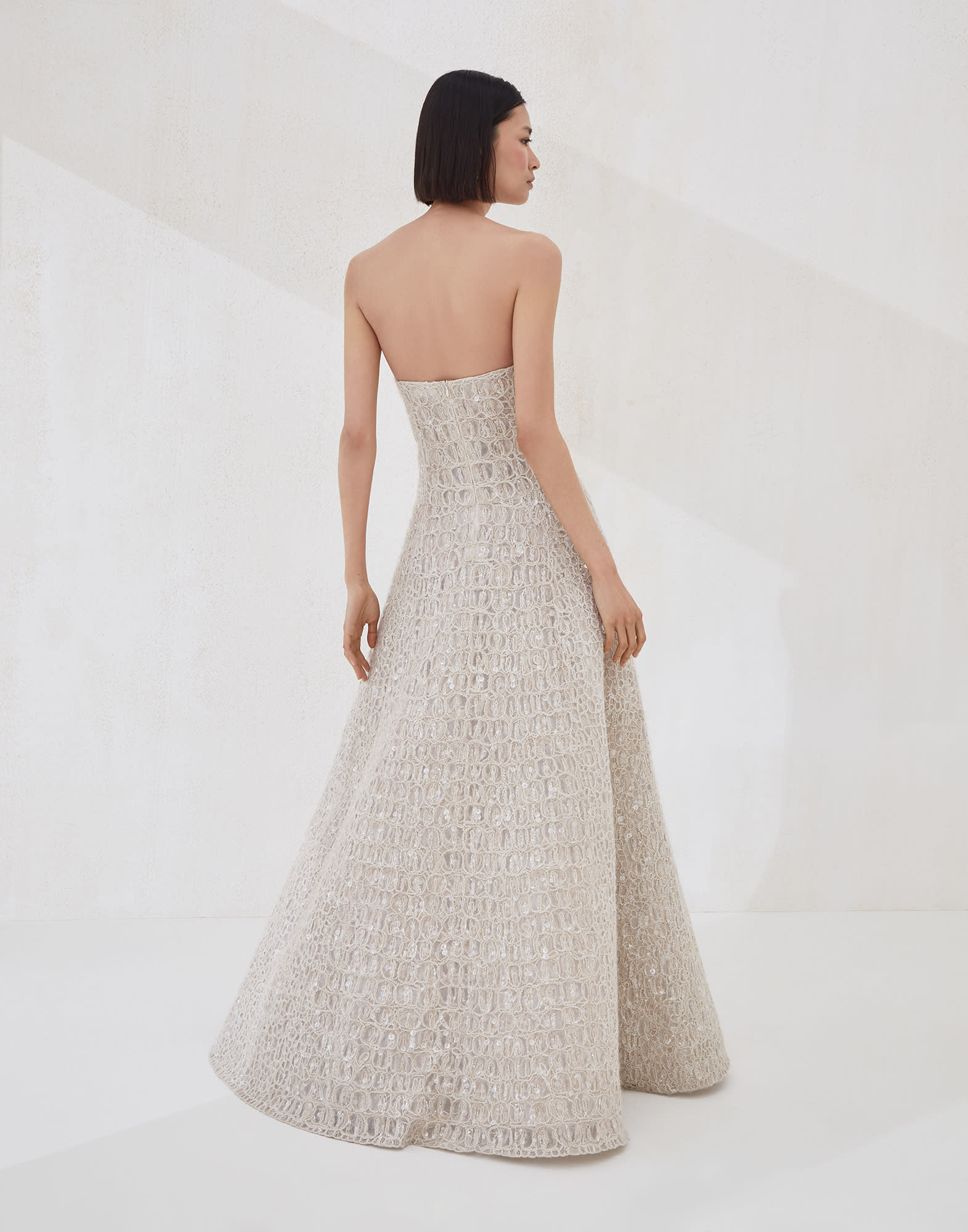 Длинное платье - Вид сзади - Посмотреть во весь экран