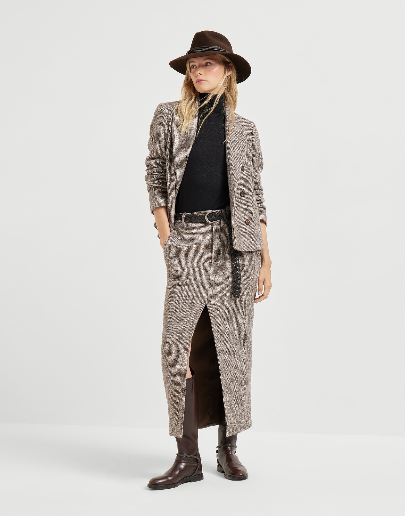 252WOUTFITCS280 image number 0