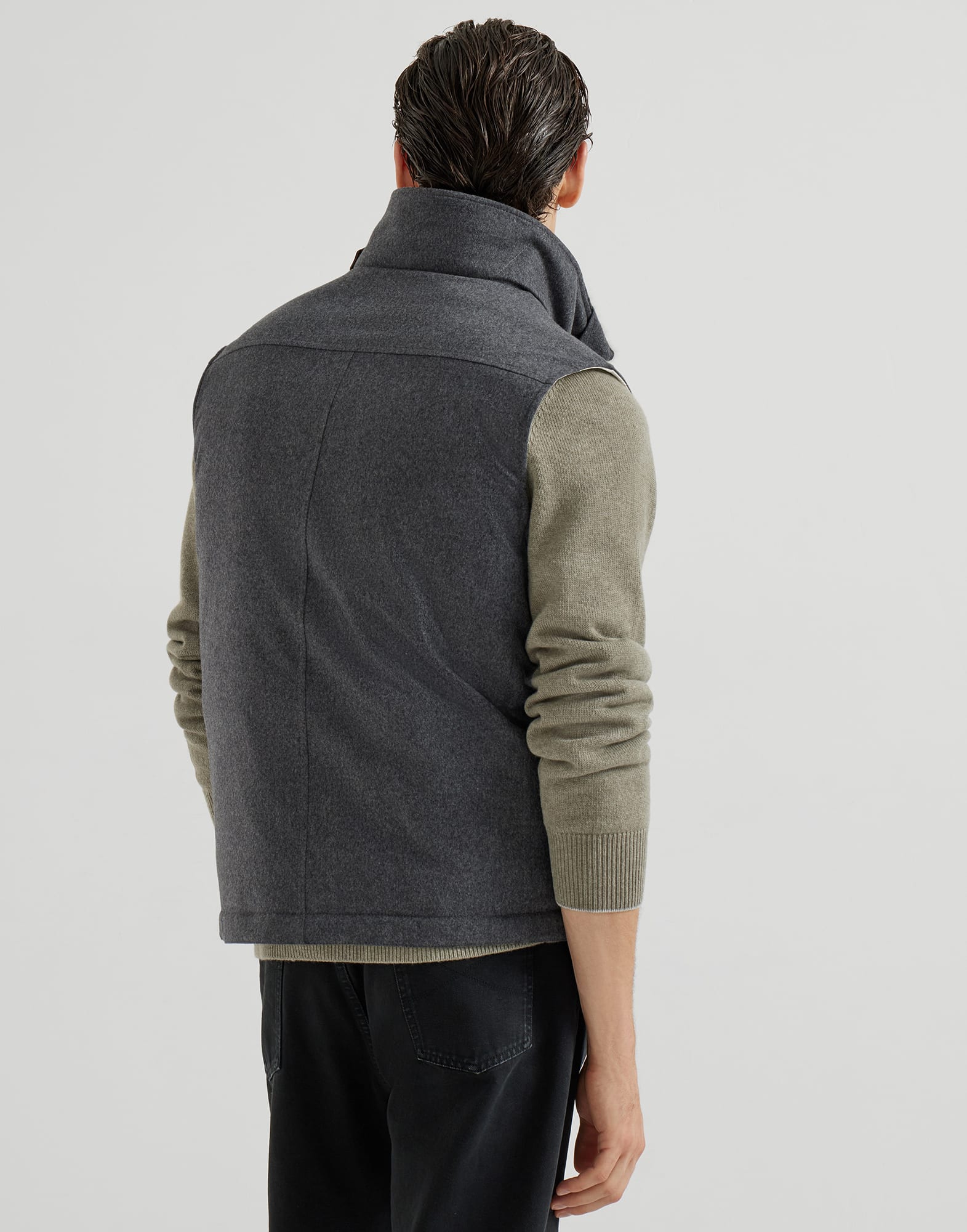 Жилет-пуховик - Вид сзади - Посмотреть во весь экран