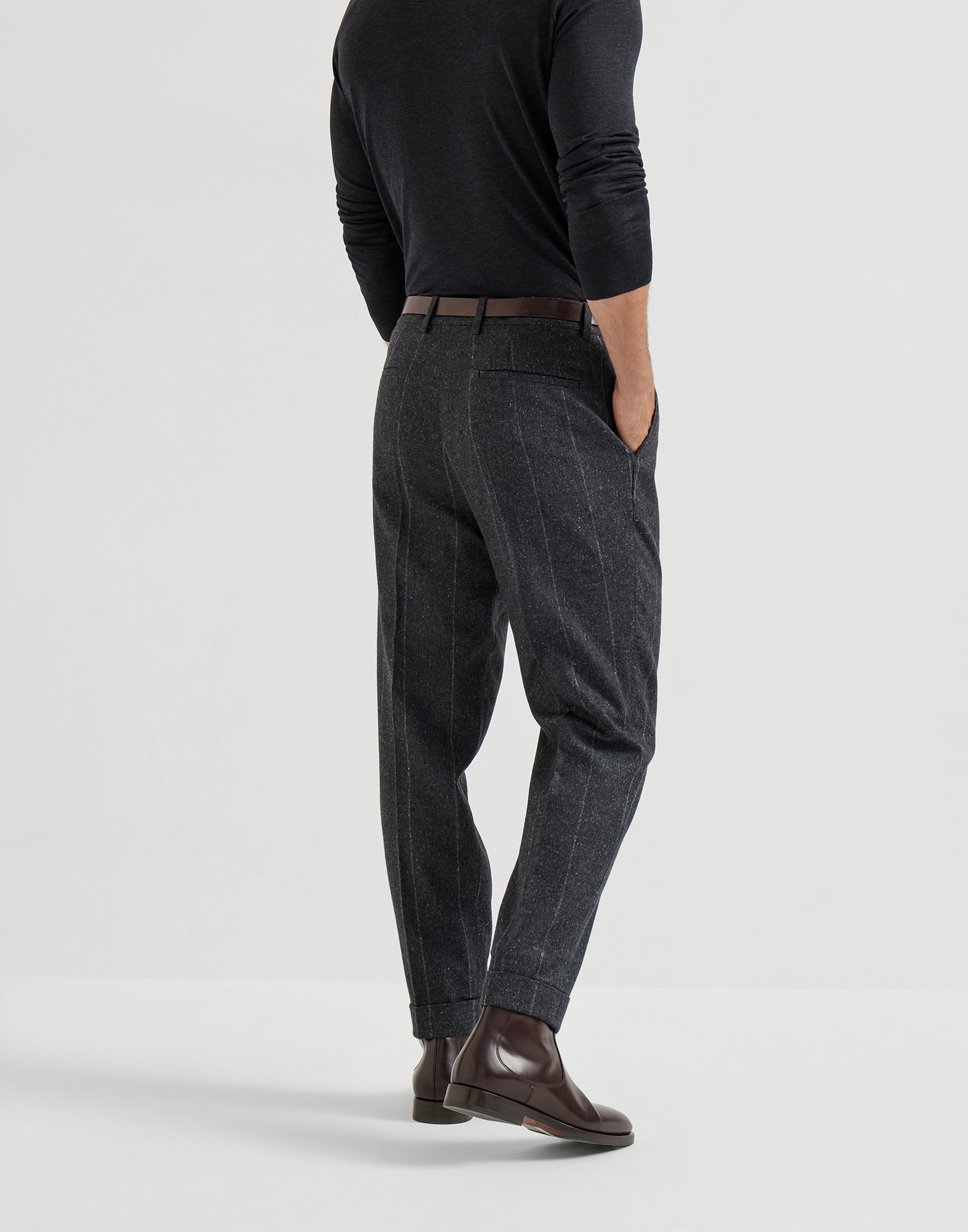 Брюки с защипами - Вид сзади - Посмотреть во весь экран