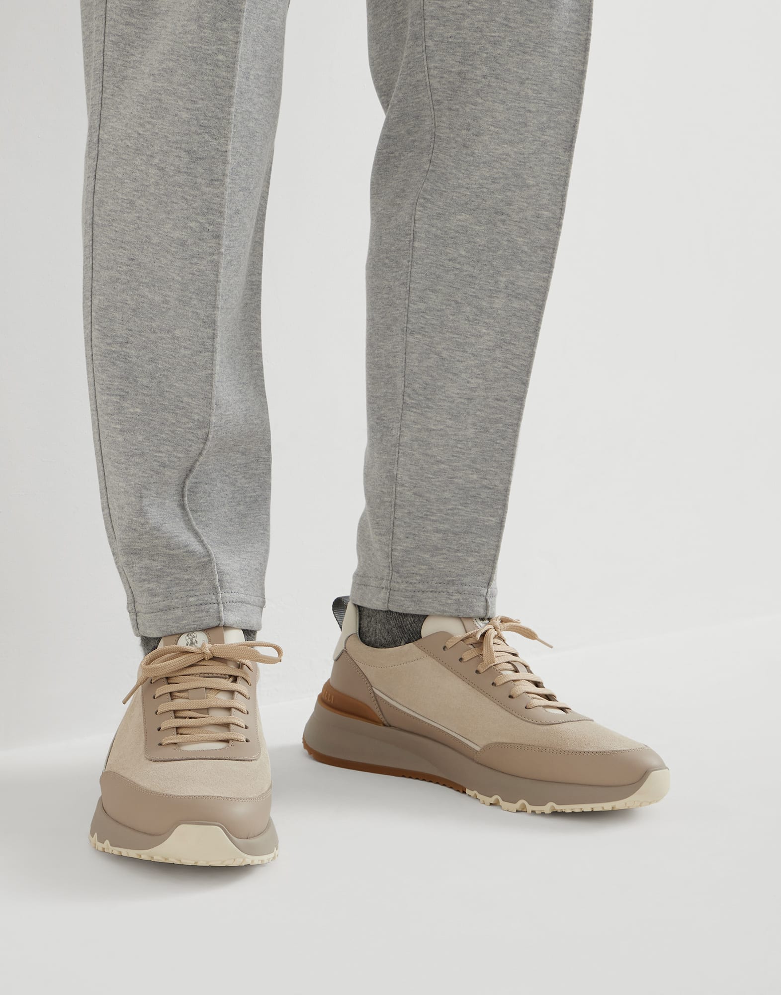 跑步鞋 - 小编视角 - 正面观看 - 全屏观看