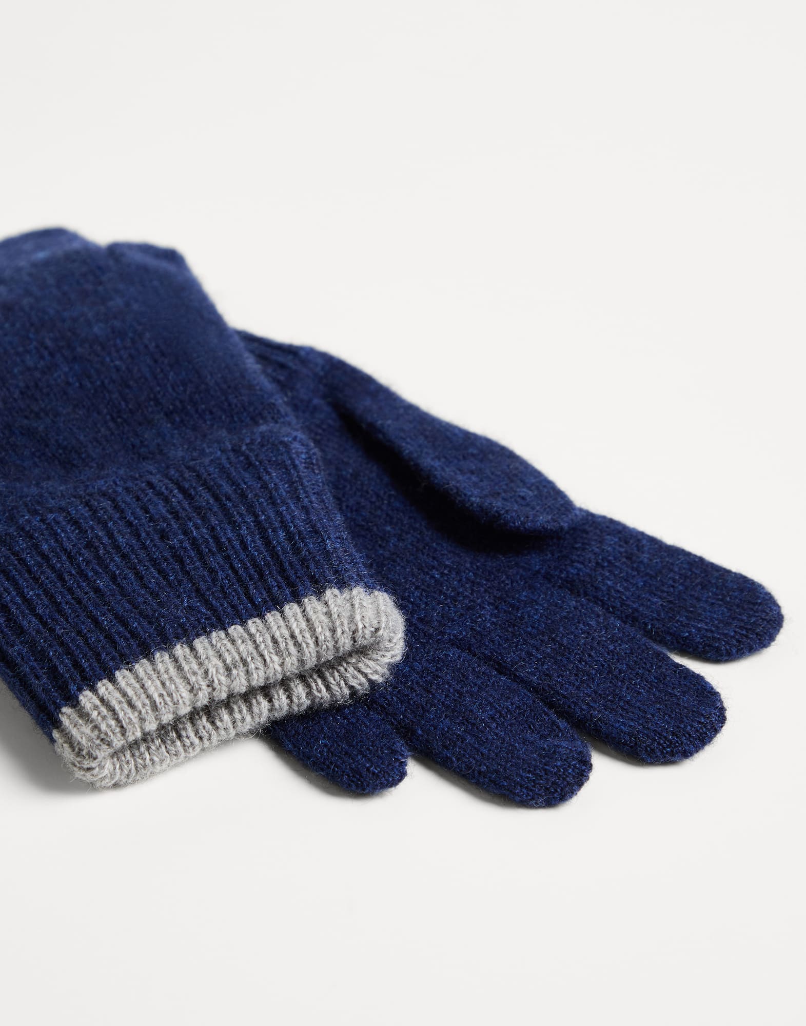 Gloves & Scarves - Detail view - View Full Screen