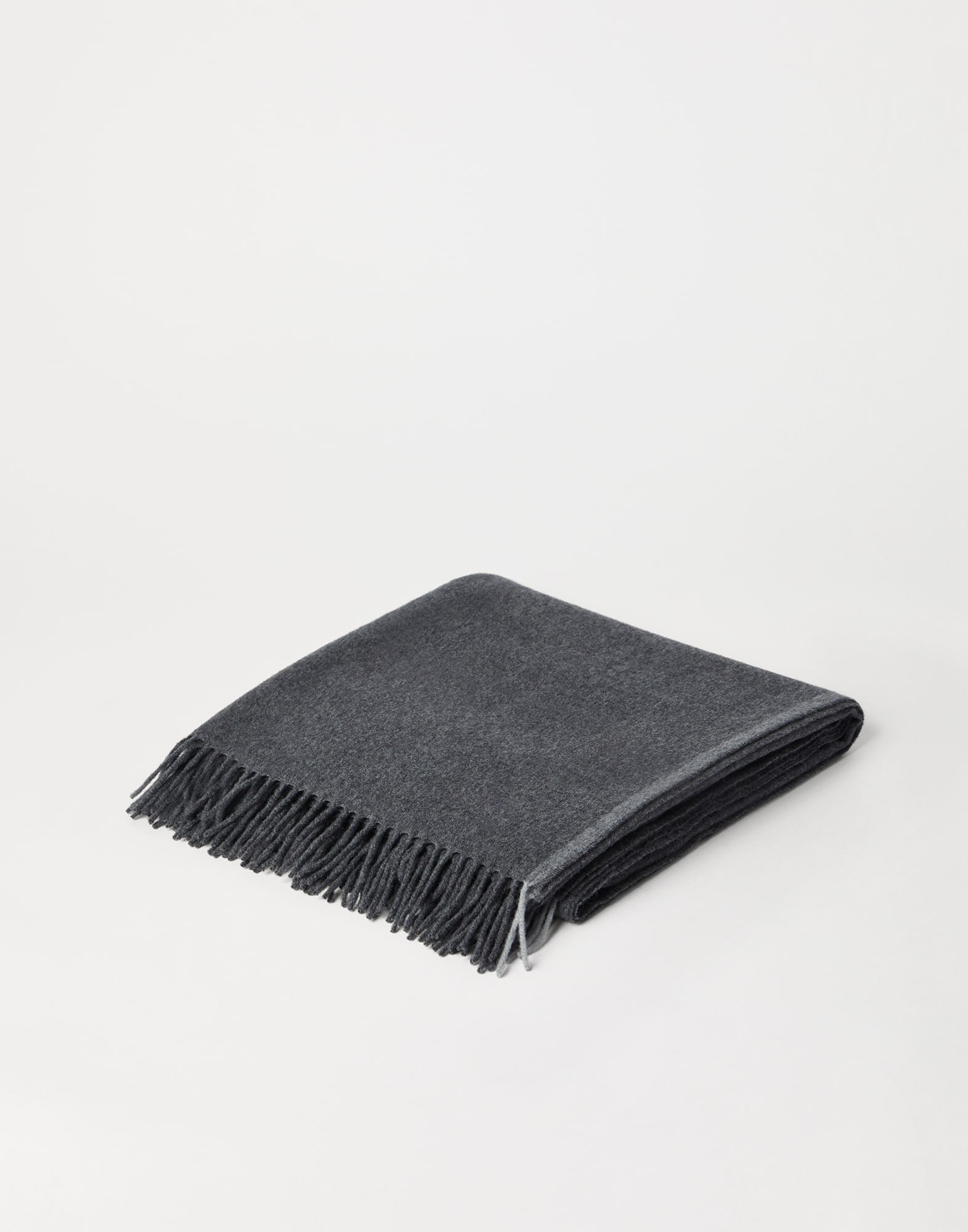 Cashmere throw Dark Grey Lifestyle - Brunello Cucinelli