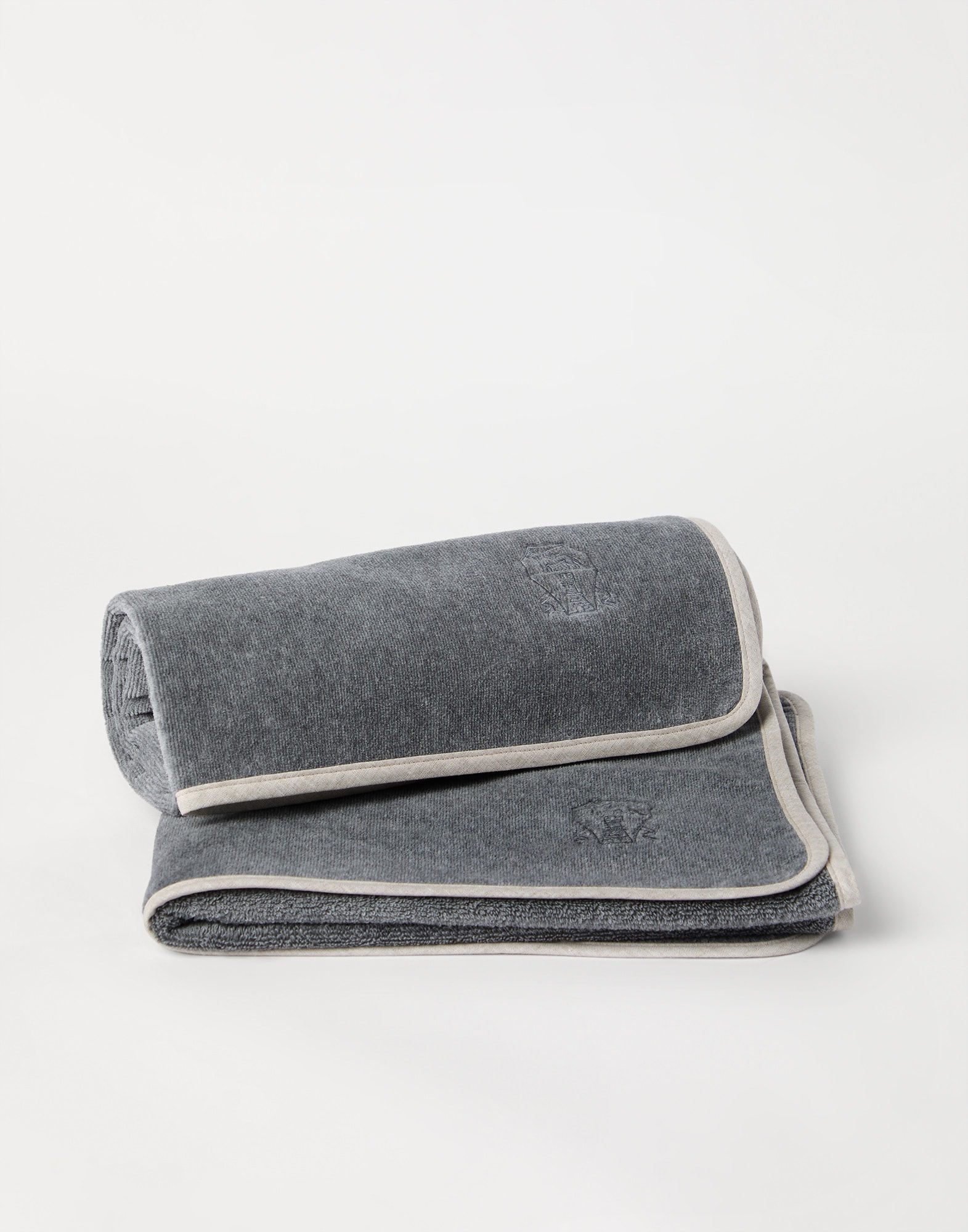 2-piece terrycloth towel set Dark Grey Lifestyle - Brunello Cucinelli
