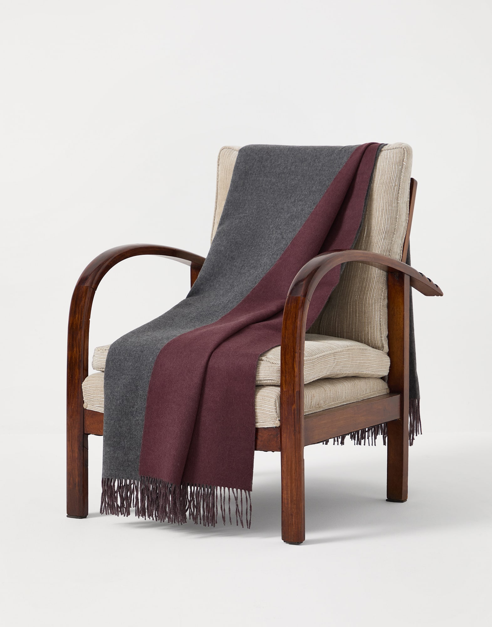 Cashmere double cloth lightweight throw Medium Grey Lifestyle - Brunello Cucinelli