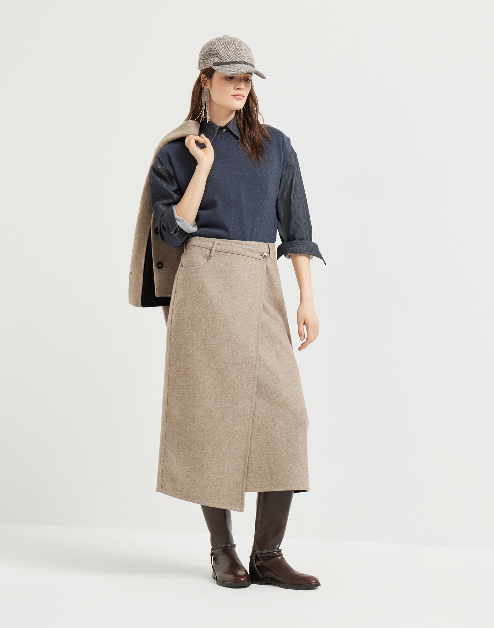 252WOUTFITCS301 image number 0