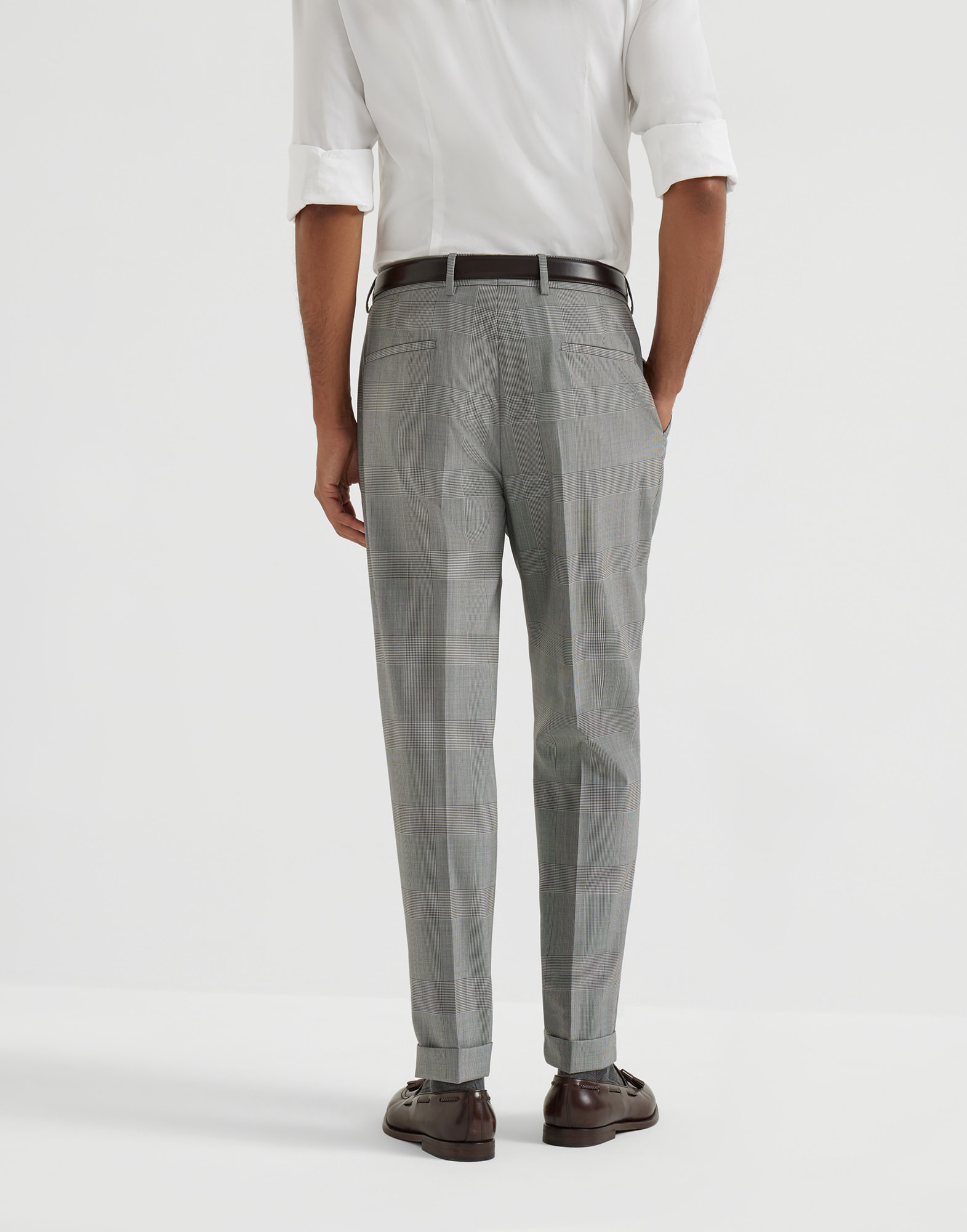 Брюки с защипами - Вид сзади - Посмотреть во весь экран