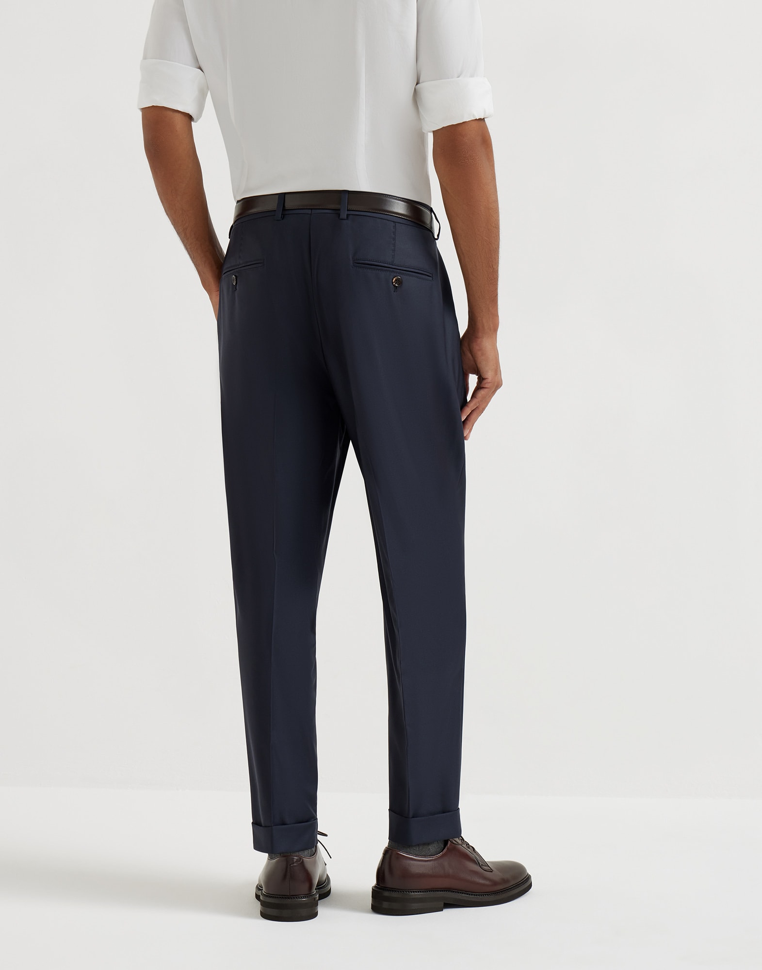 Брюки без защипов - Вид сзади - Посмотреть во весь экран