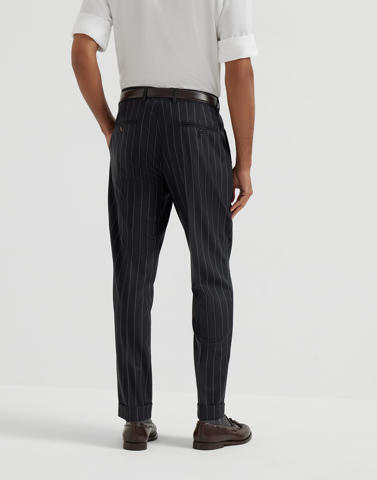 Брюки без защипов - Вид сзади - Посмотреть во весь экран