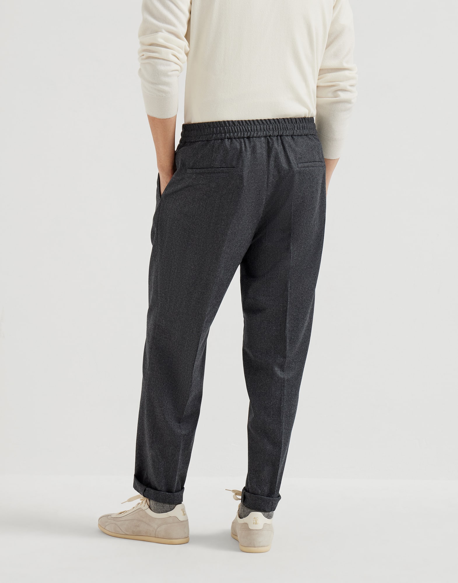 Брюки с защипами - Вид сзади - Посмотреть во весь экран