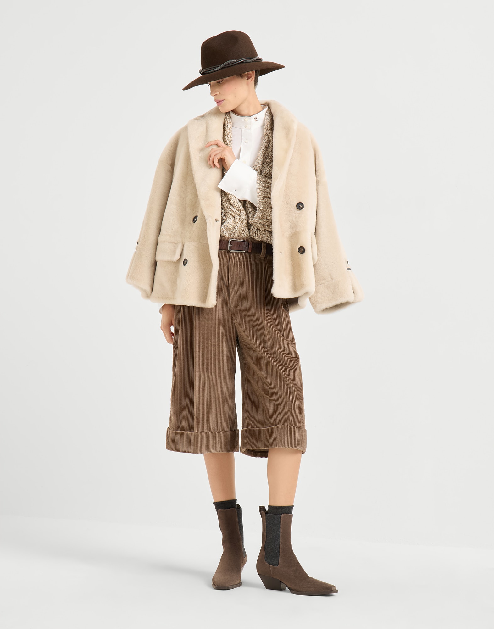 皮革 - 全身视角 - 正面观看 - 全屏观看