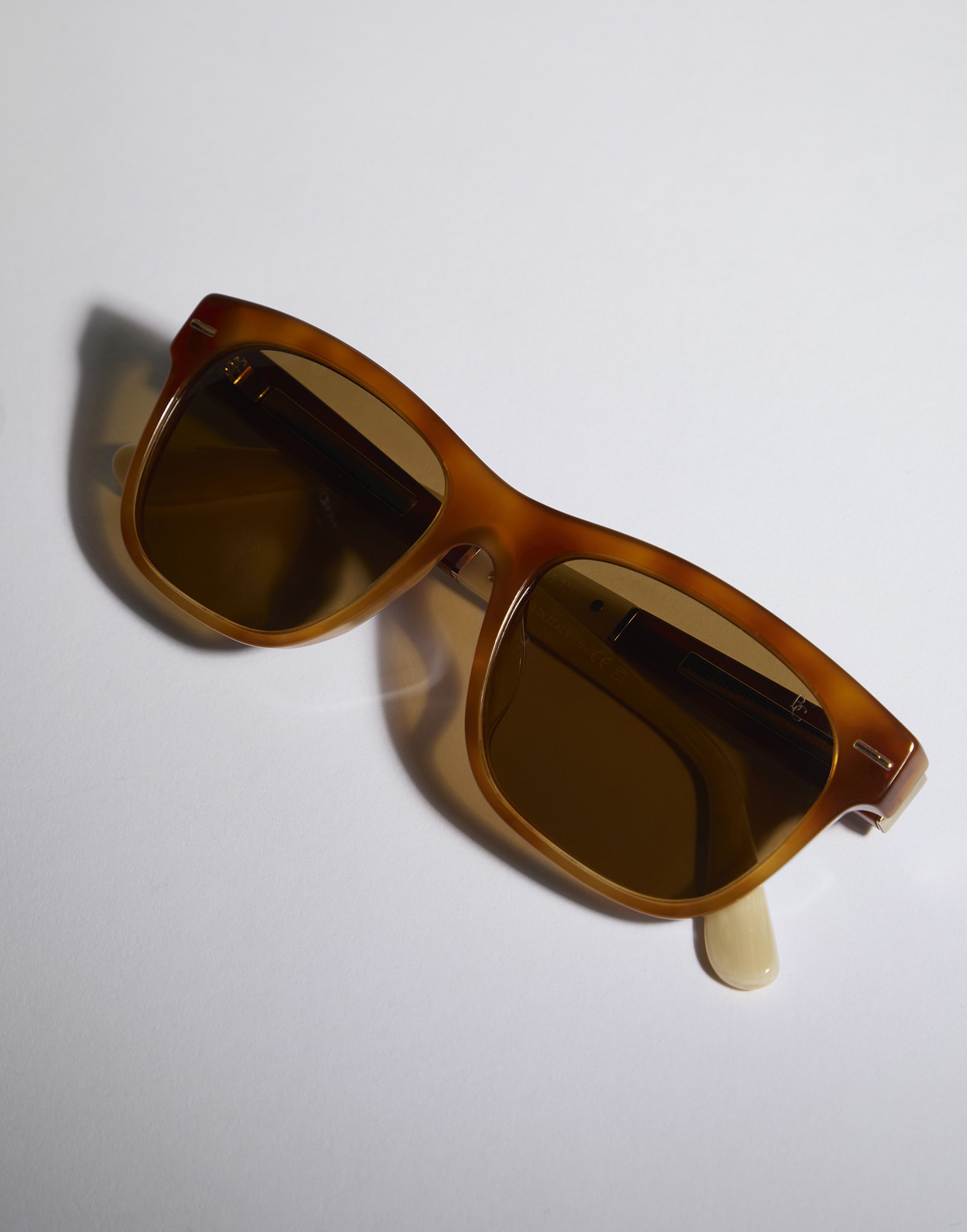 Acetate - Back view - View Full Screen