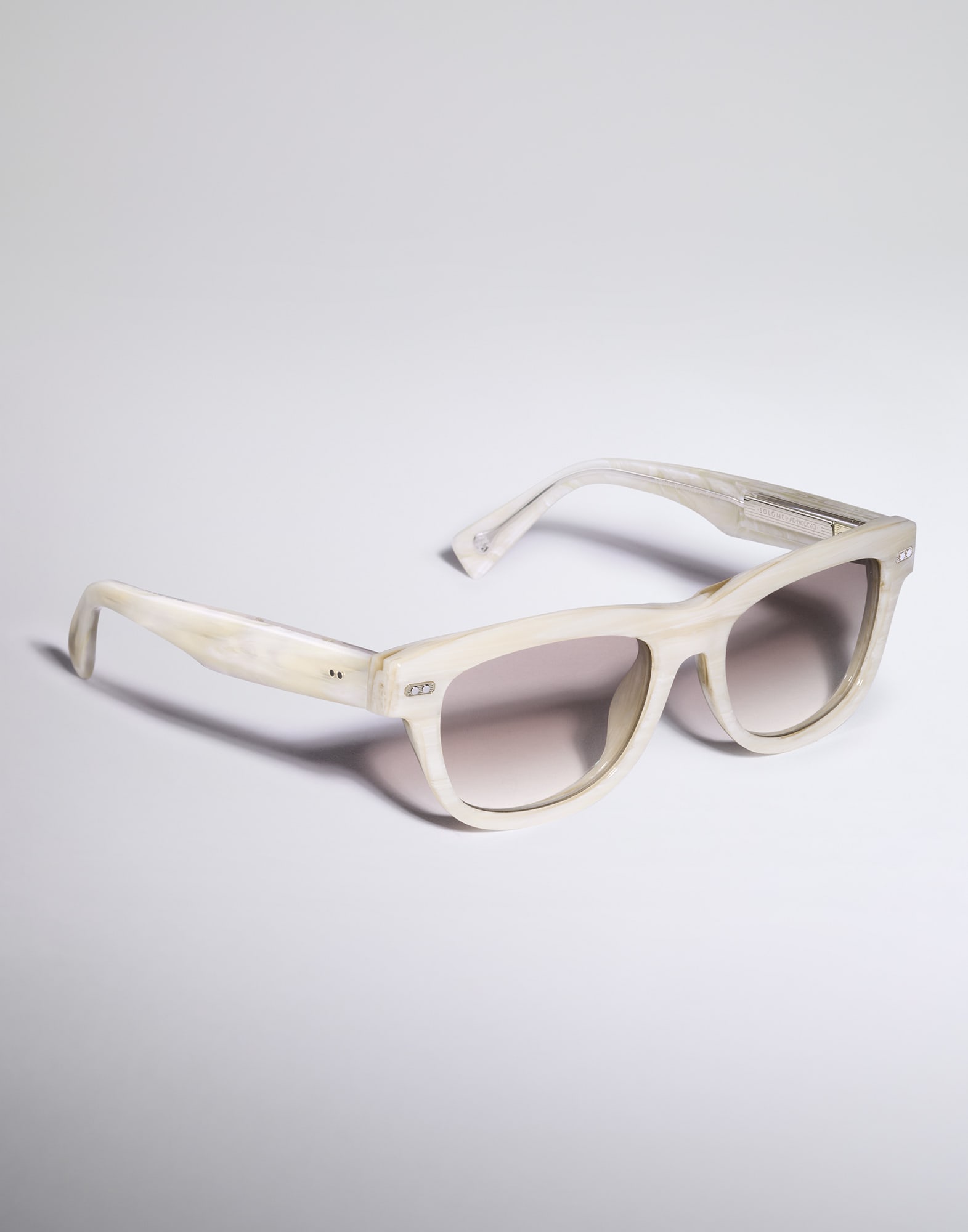 Acetate - Back view - View Full Screen