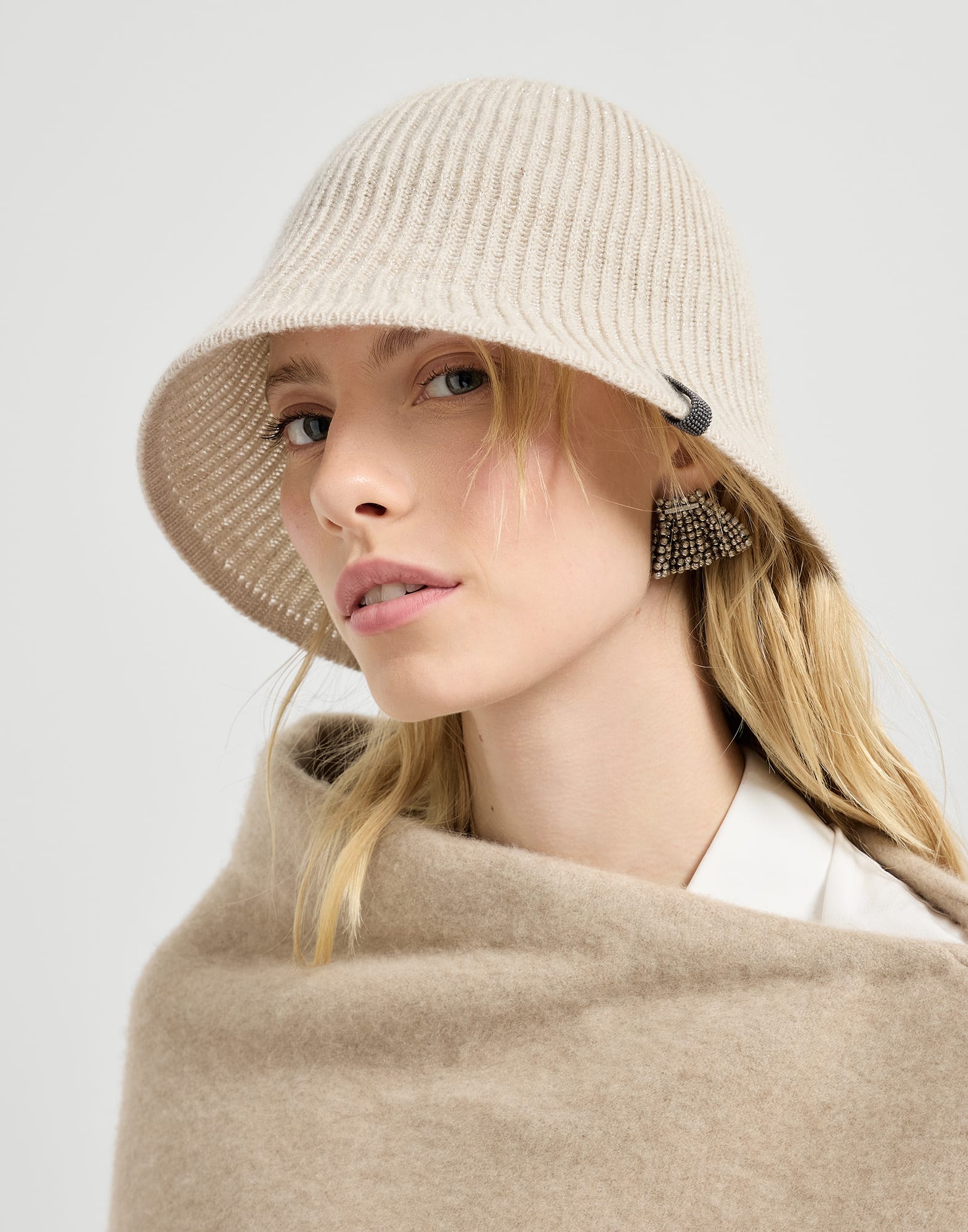 帽子 - 小编视角 - 正面观看 - 全屏观看