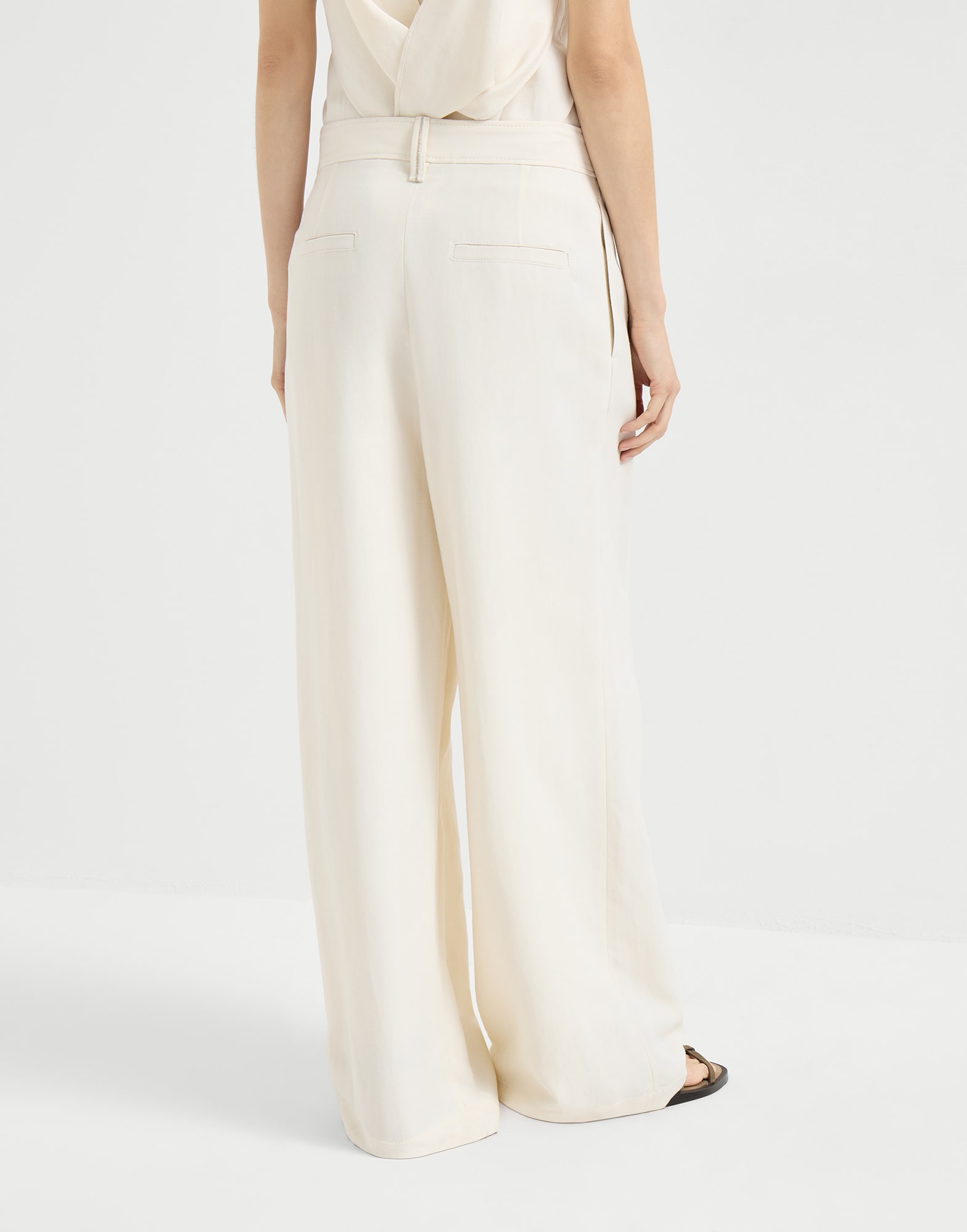 Wide - Back view - View Full Screen