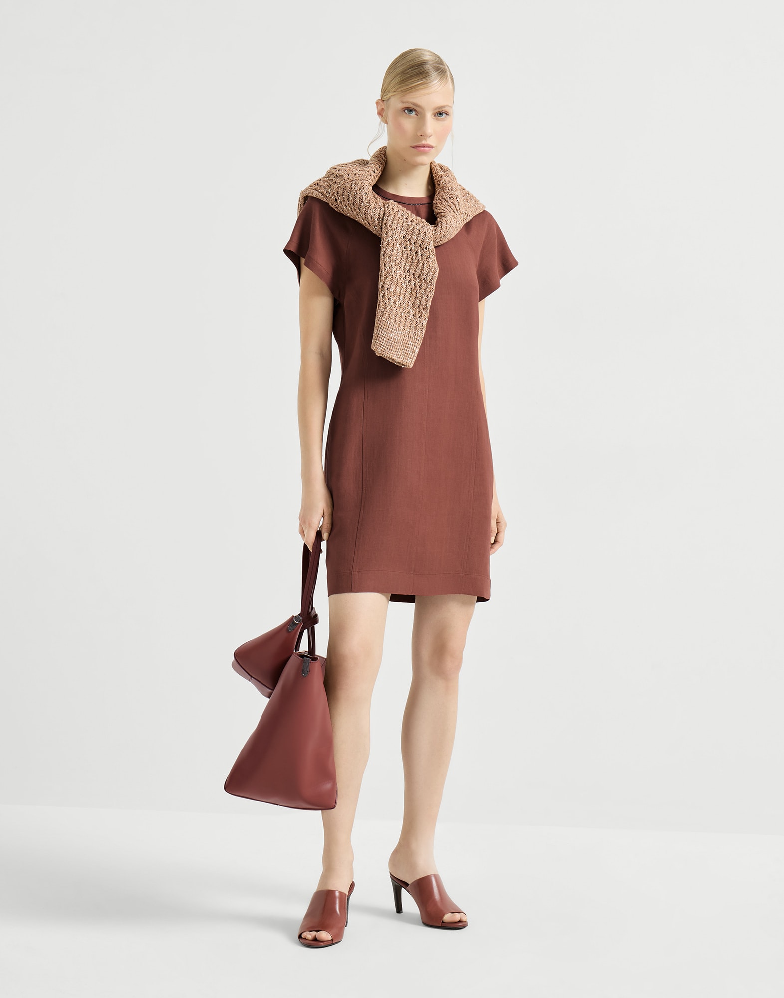 Kurzes Kleid - Komplettansicht - Vollbildmodus