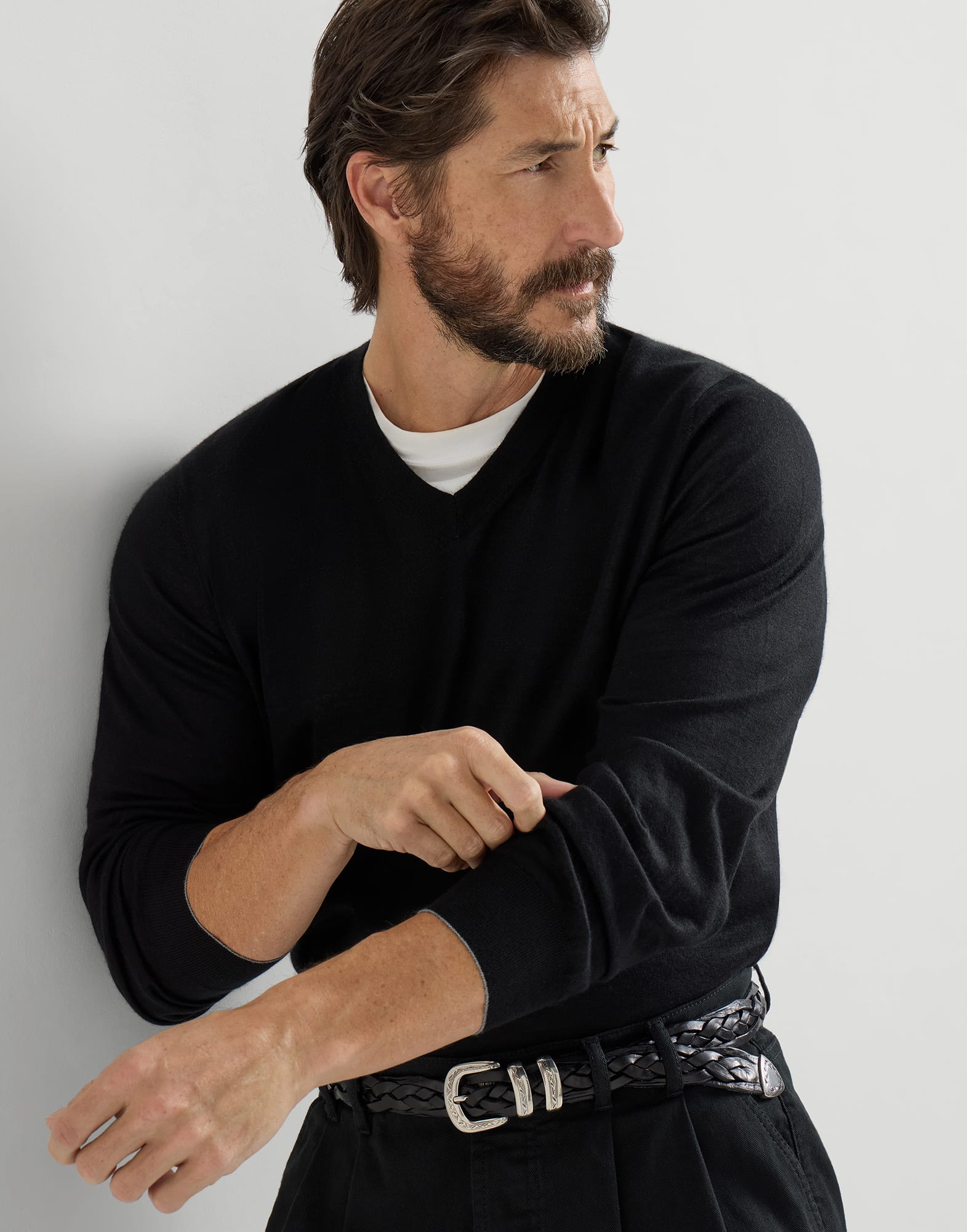 V-neck - Editorial view - View Full Screen