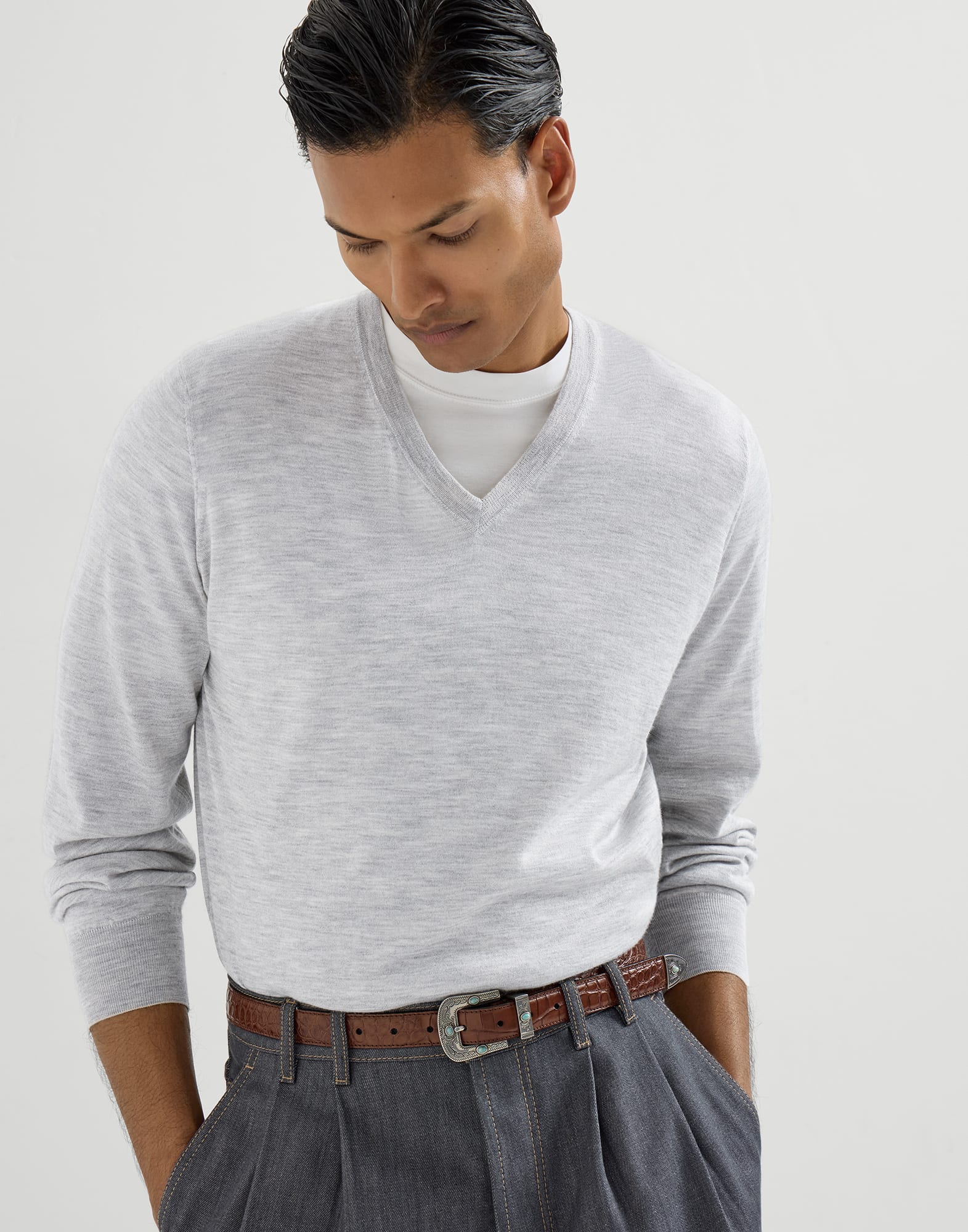 V-neck - Editorial view - View Full Screen