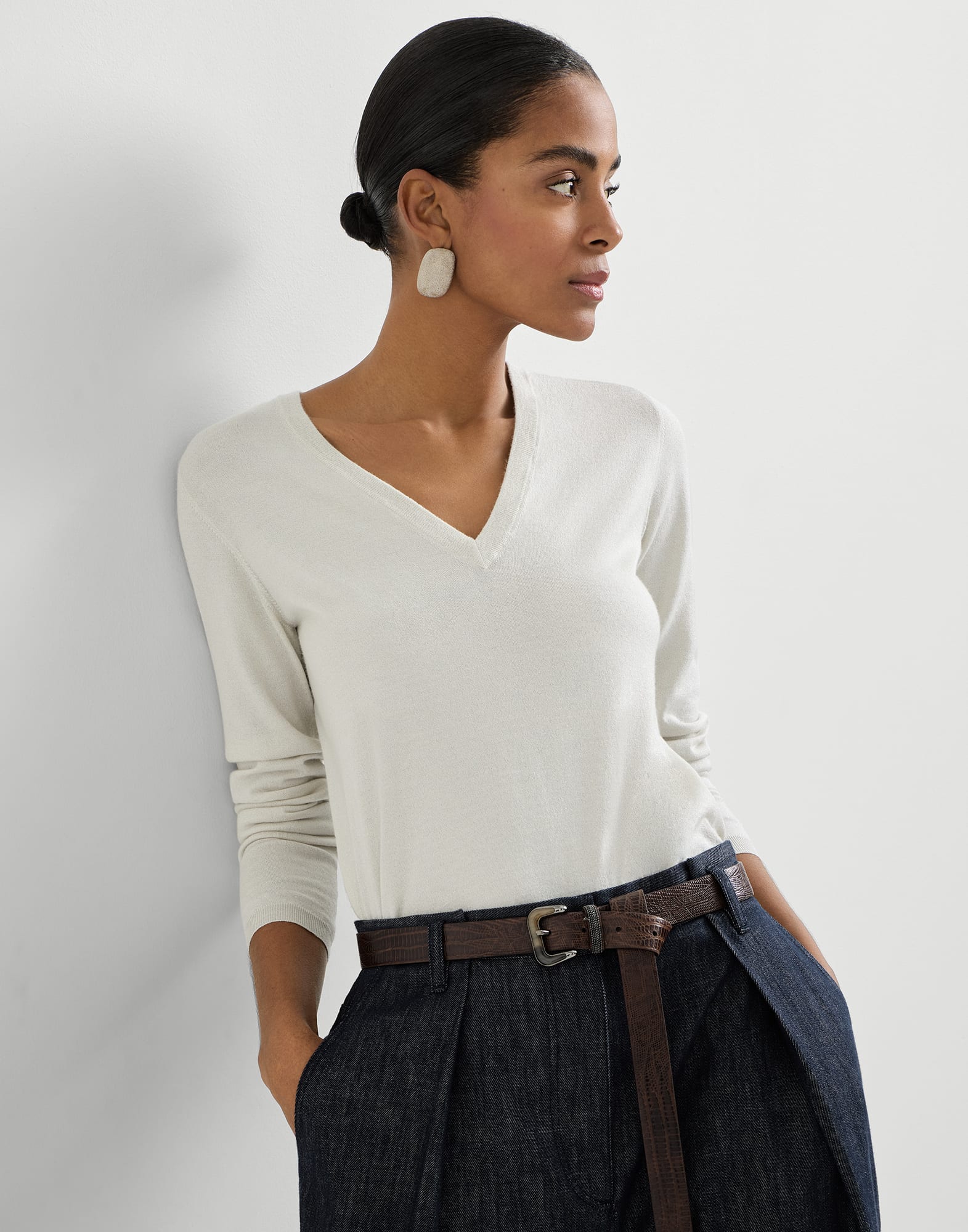 V-neck - Editorial view - View Full Screen