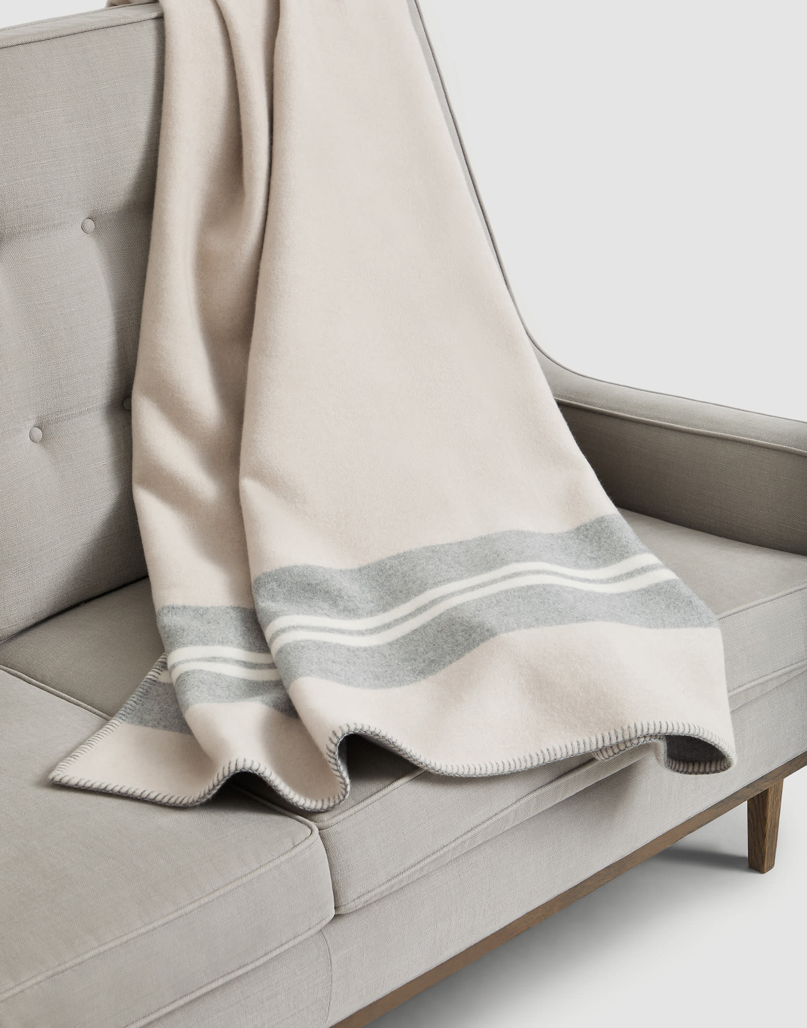 Cashmere double cloth throw Beige Lifestyle - Brunello Cucinelli