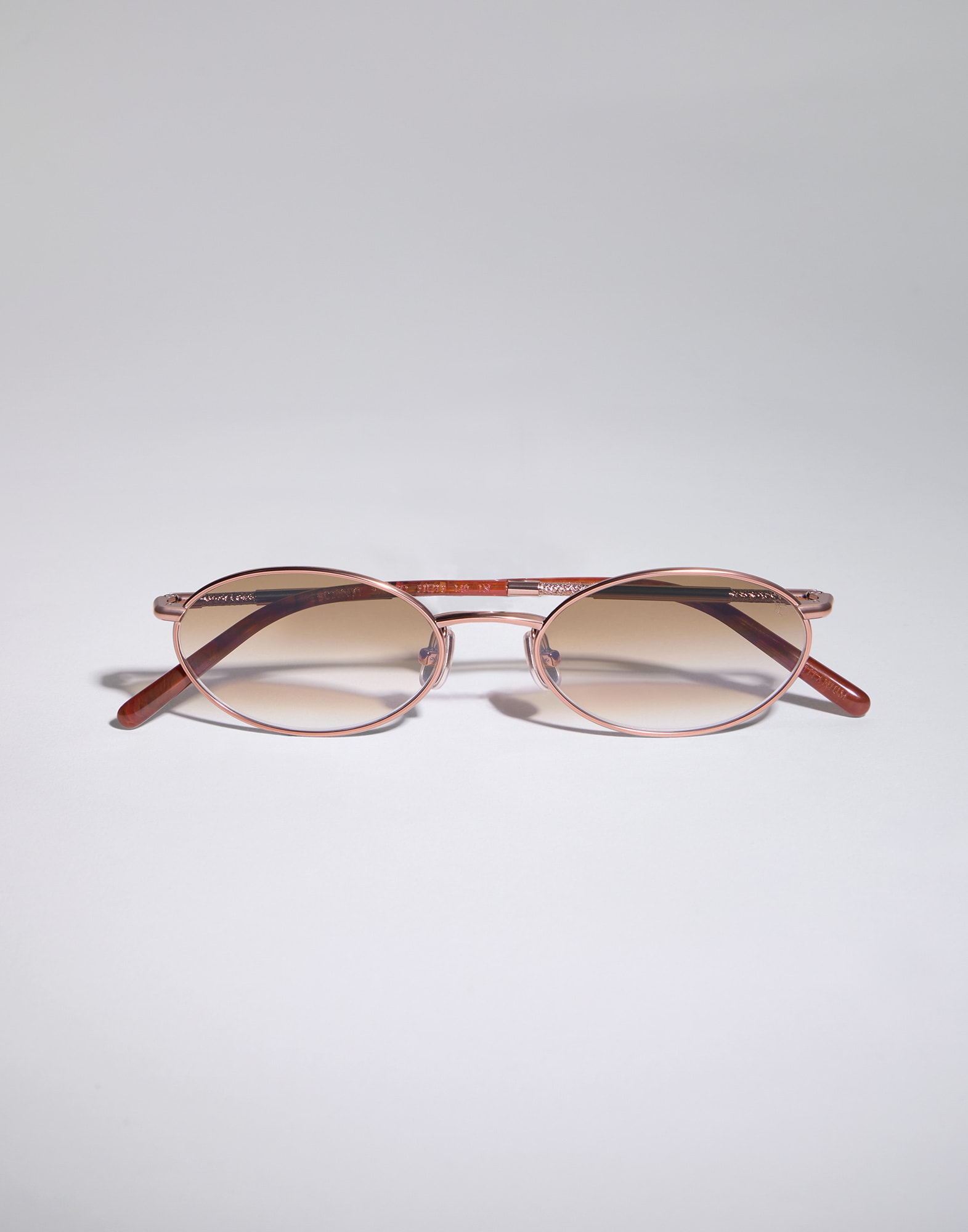 Titanio - Vista frontale - Visualizza a schermo intero