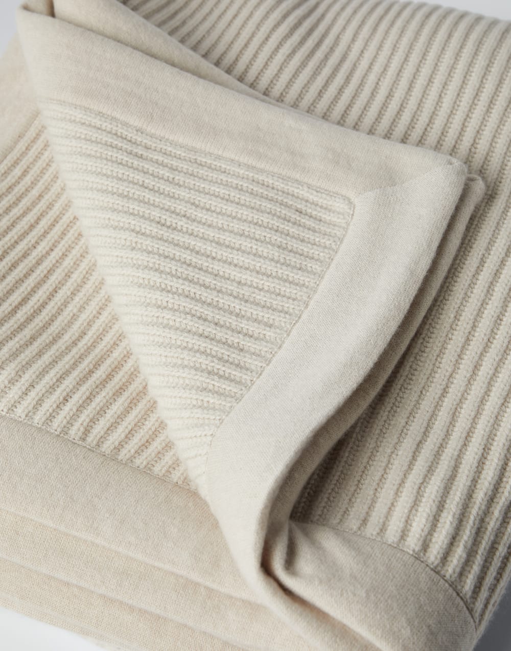 Cashmere throw Buff Lifestyle - Brunello Cucinelli