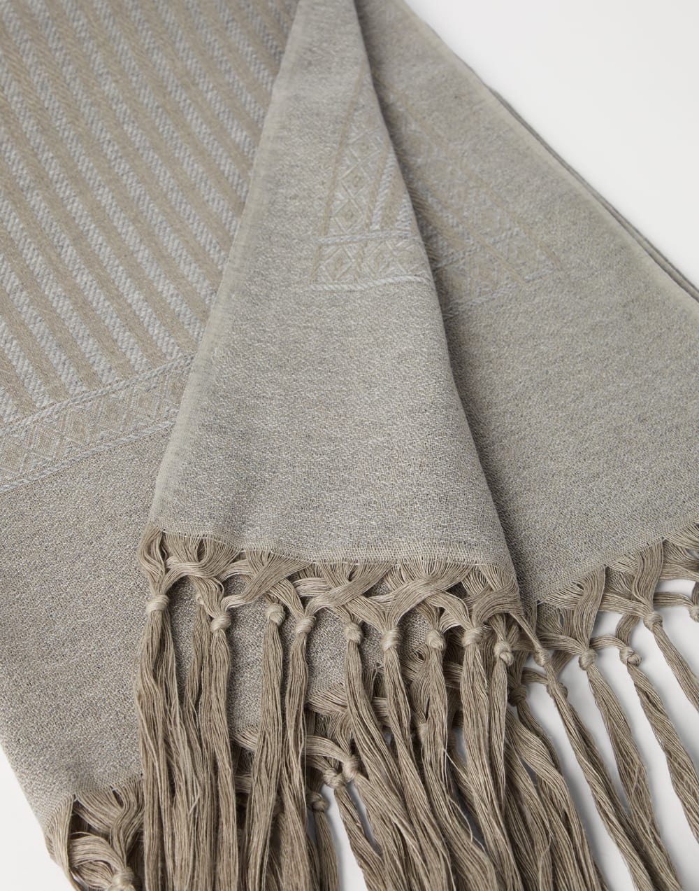 Chevron towel Medium Grey Lifestyle - Brunello Cucinelli