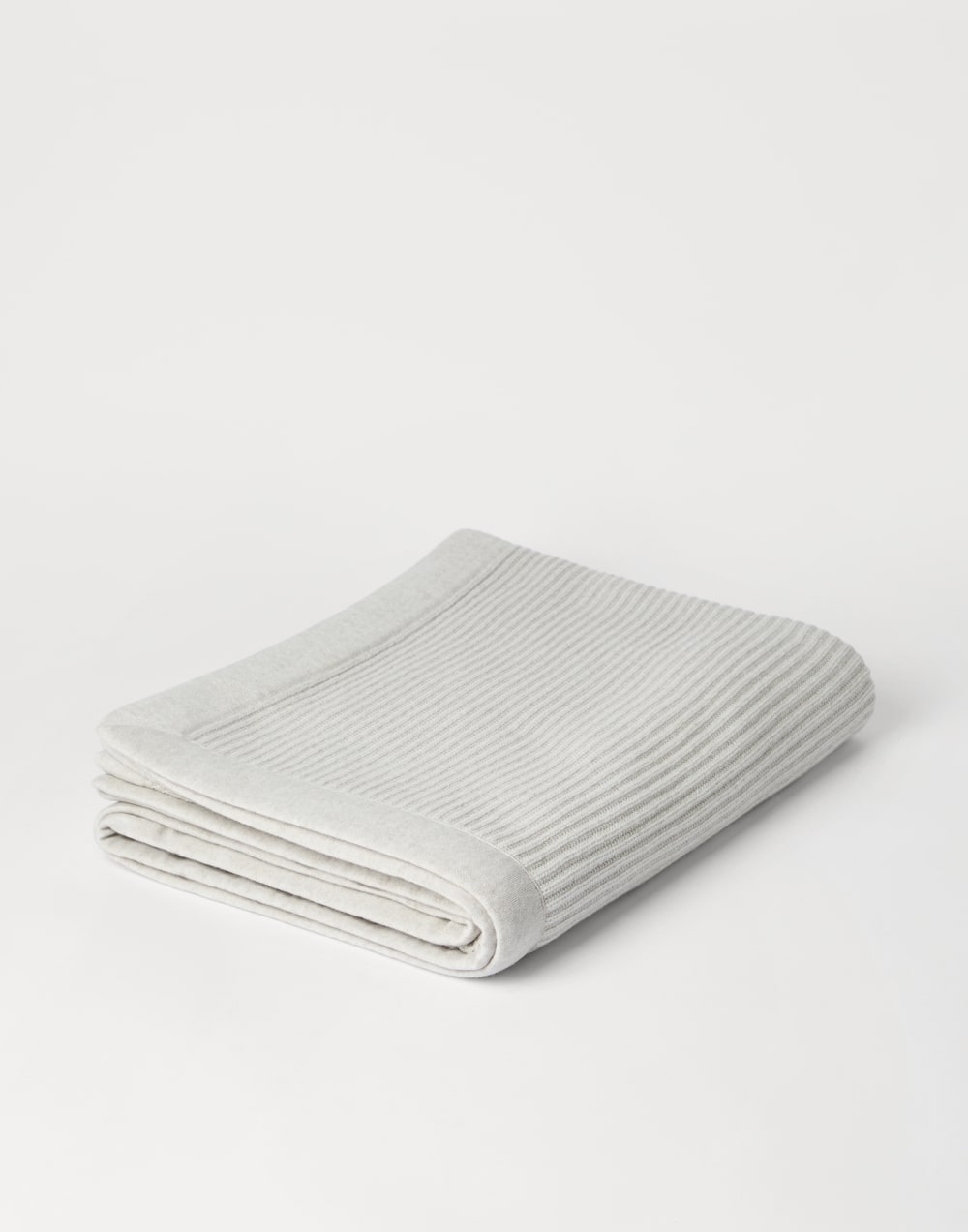 Cashmere throw Pearl Grey Lifestyle - Brunello Cucinelli
