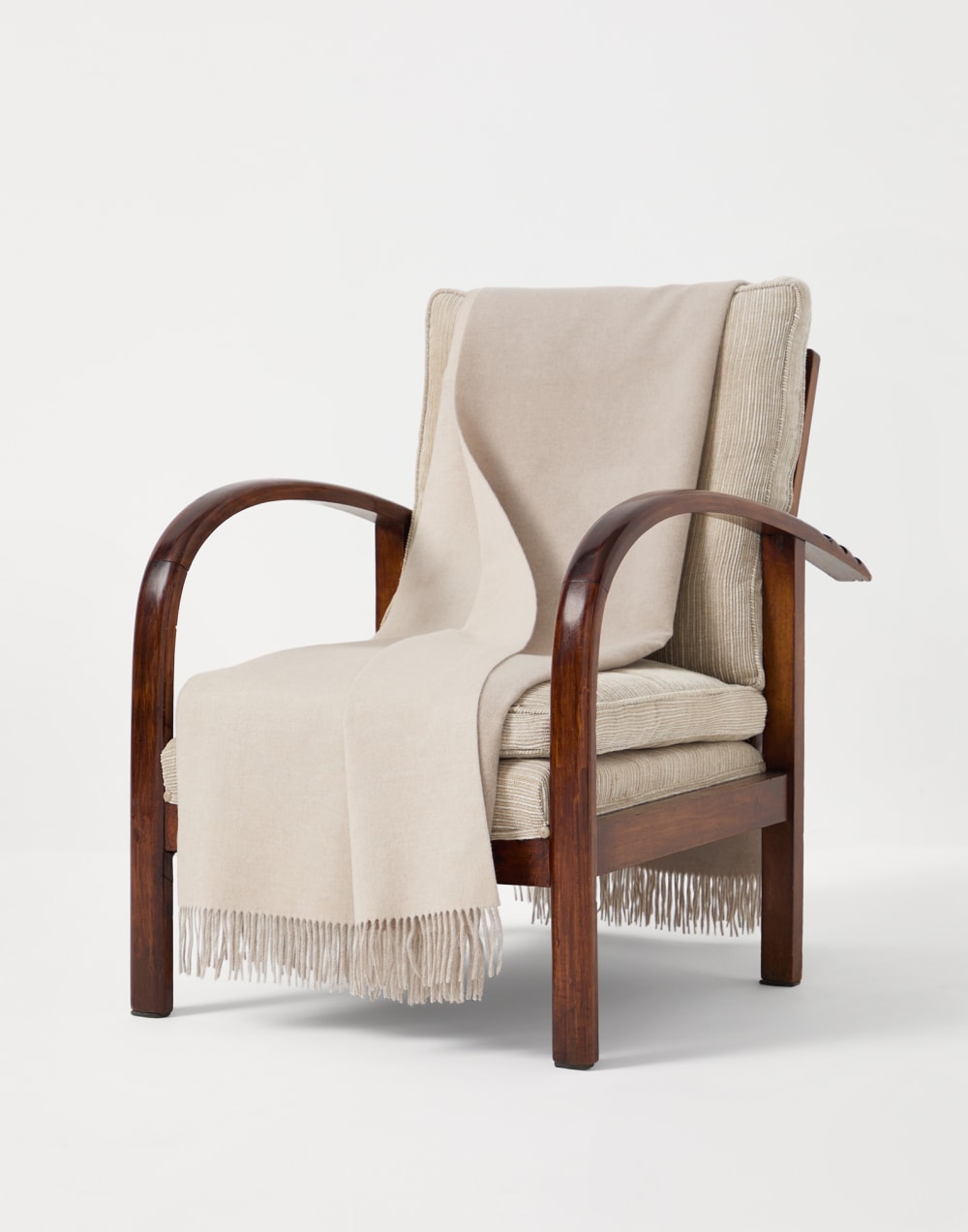 Cashmere double cloth lightweight throw Beige Lifestyle - Brunello Cucinelli