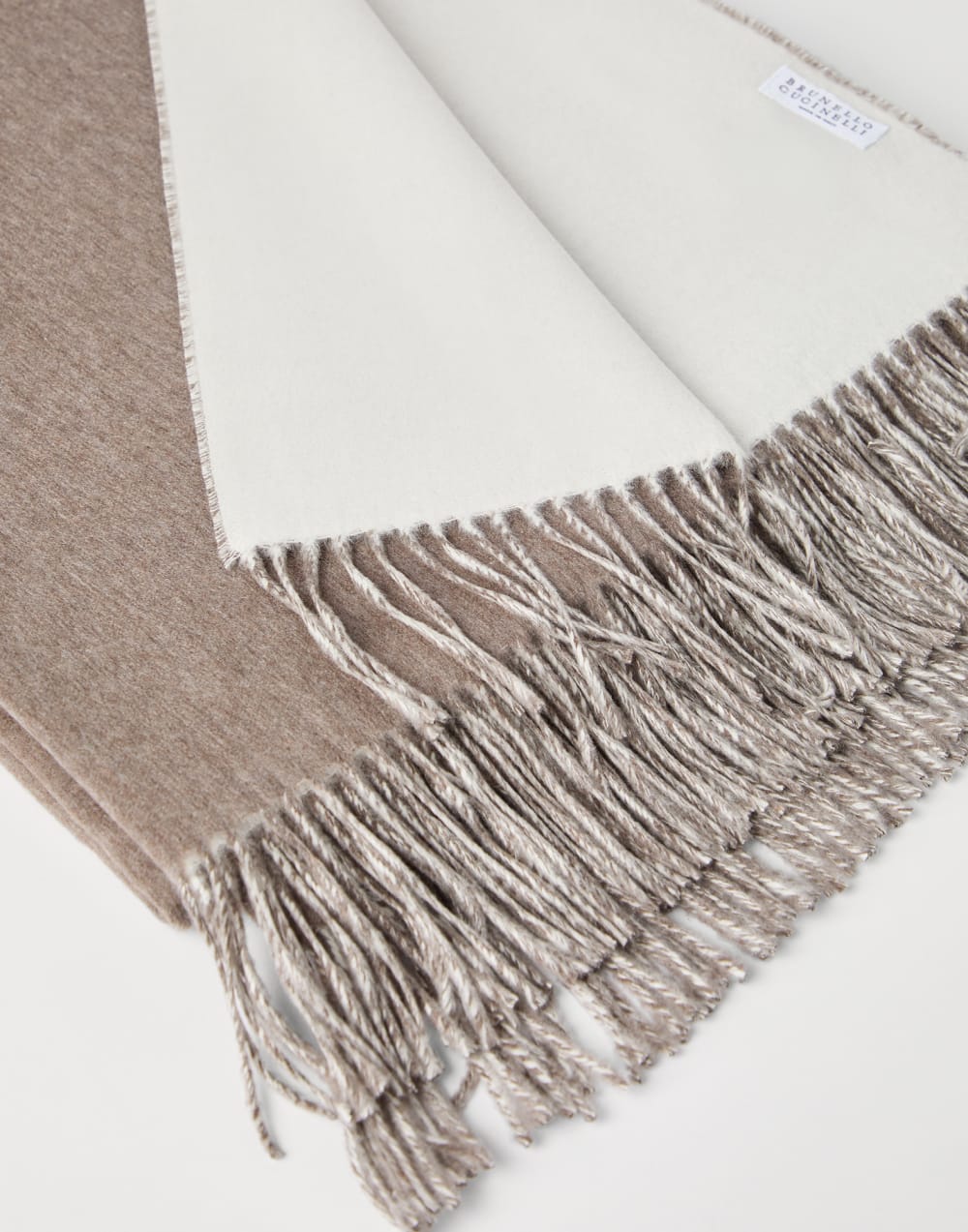 Silk double cloth throw Beige Lifestyle - Brunello Cucinelli