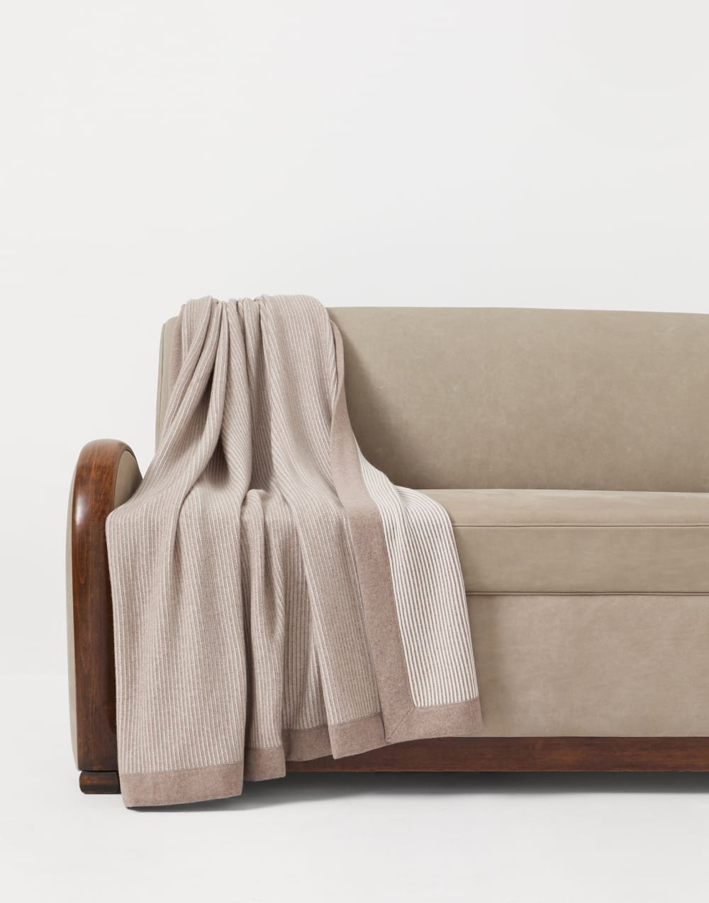 Cashmere throw with contrasting border Hazelnut Lifestyle - Brunello Cucinelli