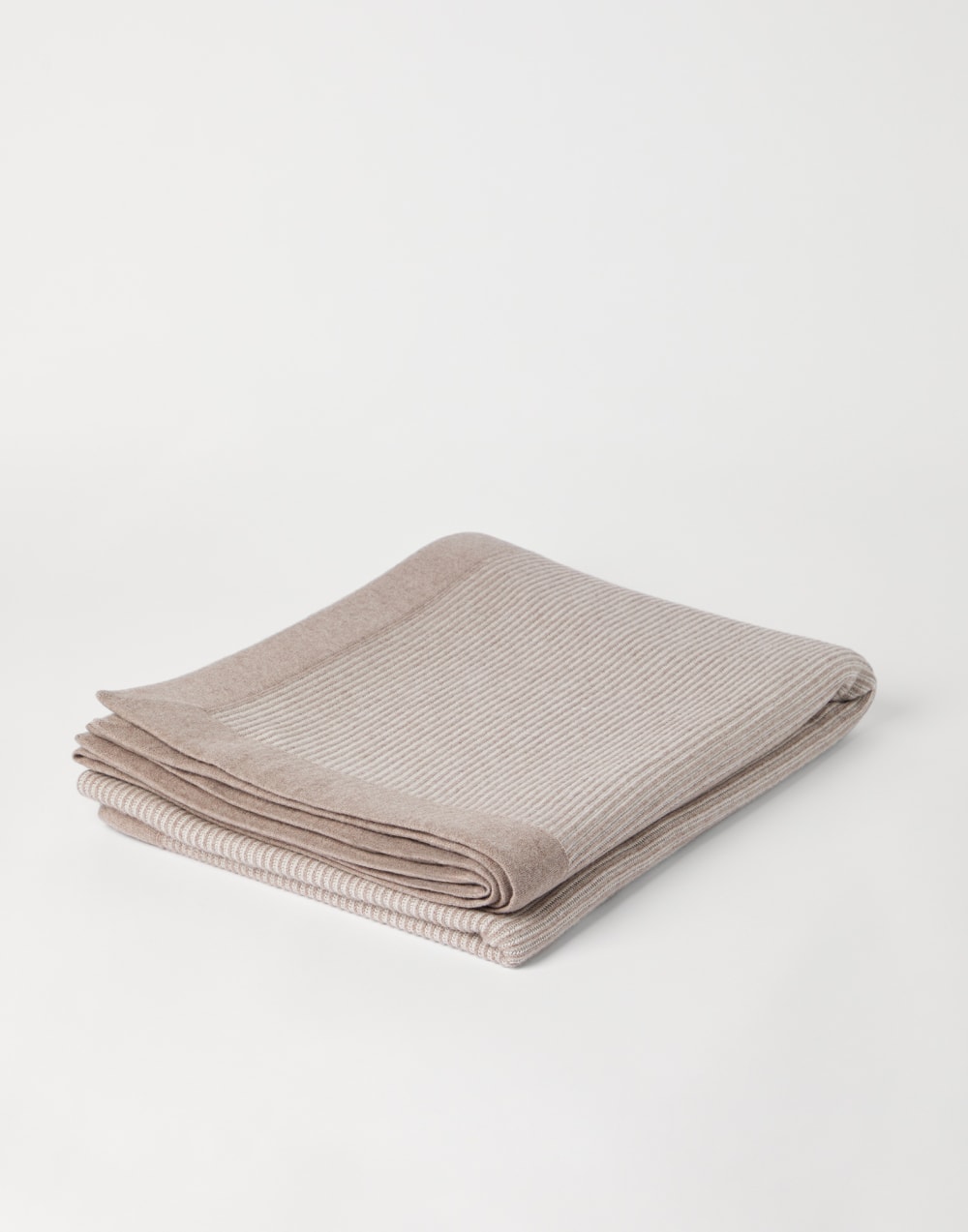 Cashmere throw with contrasting border Hazelnut Lifestyle - Brunello Cucinelli