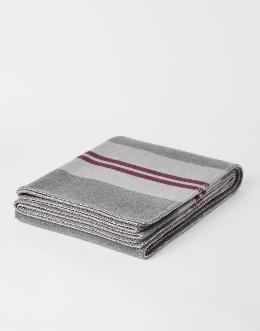 Cashmere double cloth throw Dark Grey Lifestyle - Brunello Cucinelli