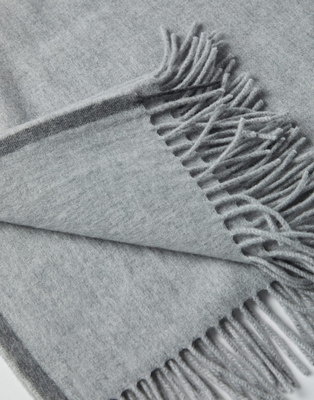 Cashmere throw Light Grey Lifestyle - Brunello Cucinelli