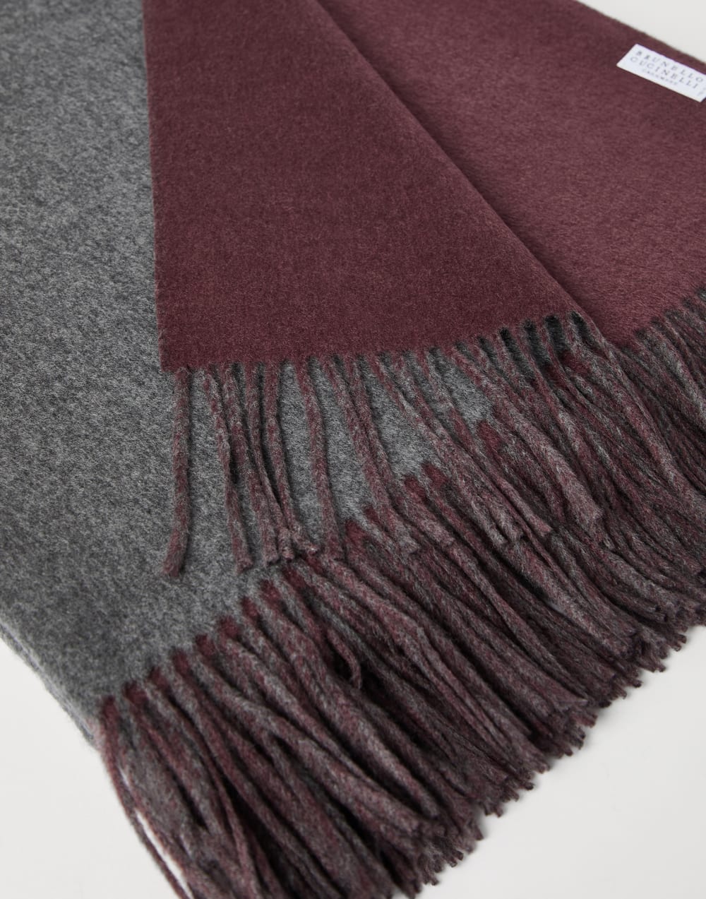 Cashmere double cloth lightweight throw Medium Grey Lifestyle - Brunello Cucinelli