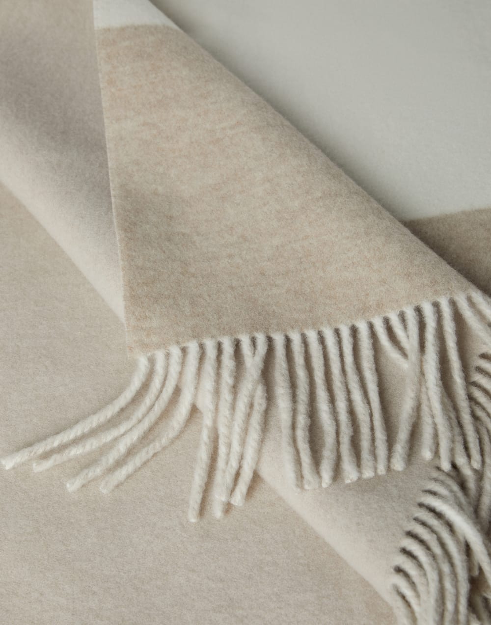 Cashmere double cloth throw Beige Lifestyle - Brunello Cucinelli